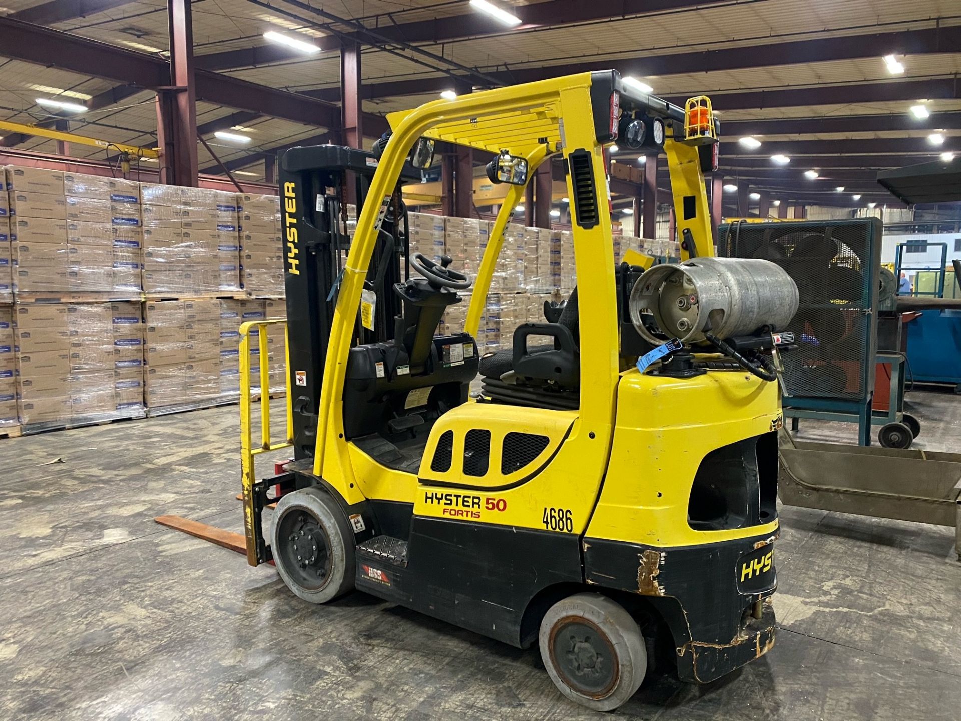 5,000 LB. HYSTER MODEL S50FT LP GAS CUSHION TIRE LIFT TRUCK; S/N H187V04686P, 82" 3-STAGE MAST, - Image 4 of 7