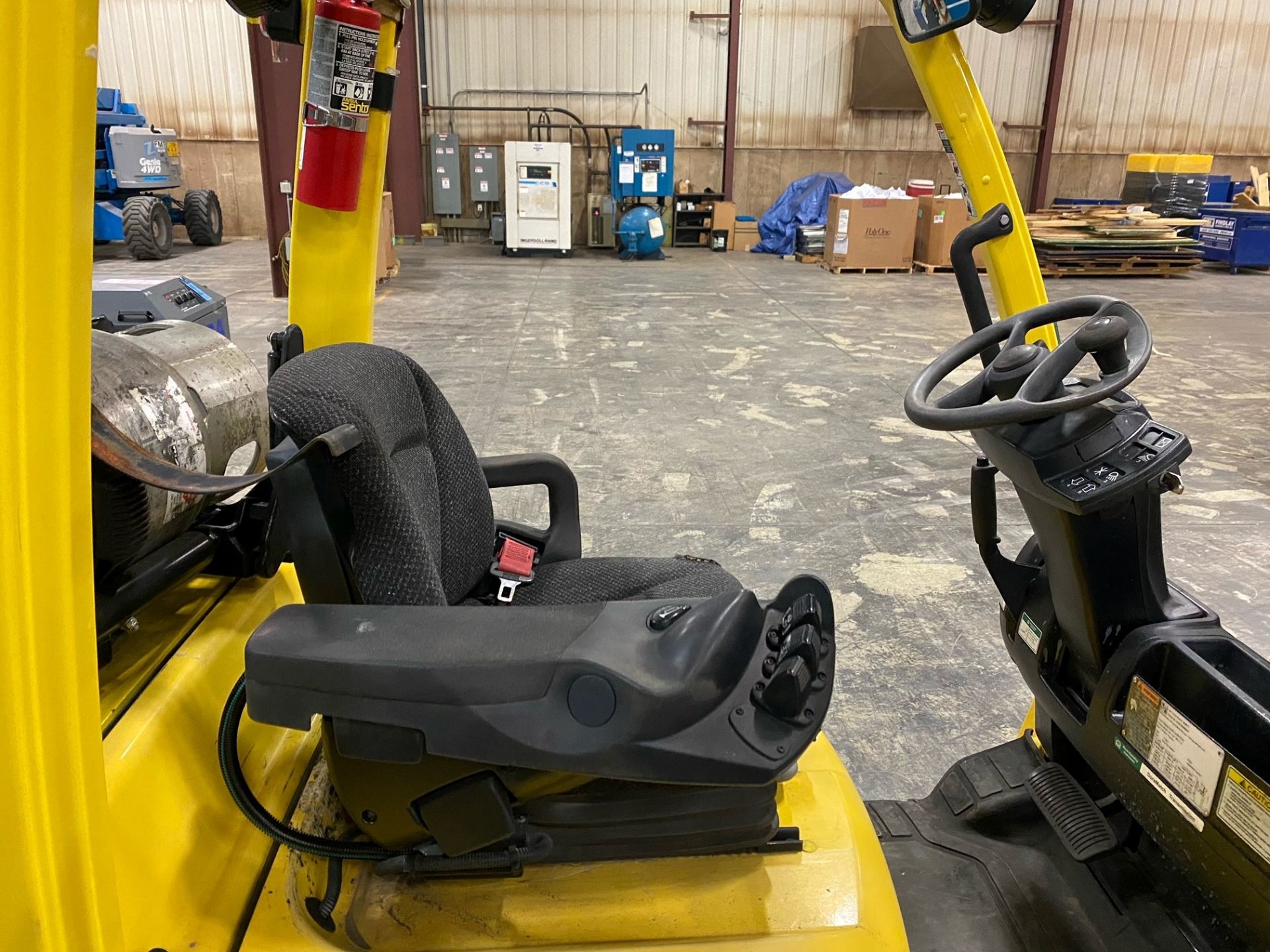 5,000 LB. HYSTER MODEL S50FT LP GAS CUSHION TIRE LIFT TRUCK; S/N H187V04686P, 82" 3-STAGE MAST, - Image 5 of 7