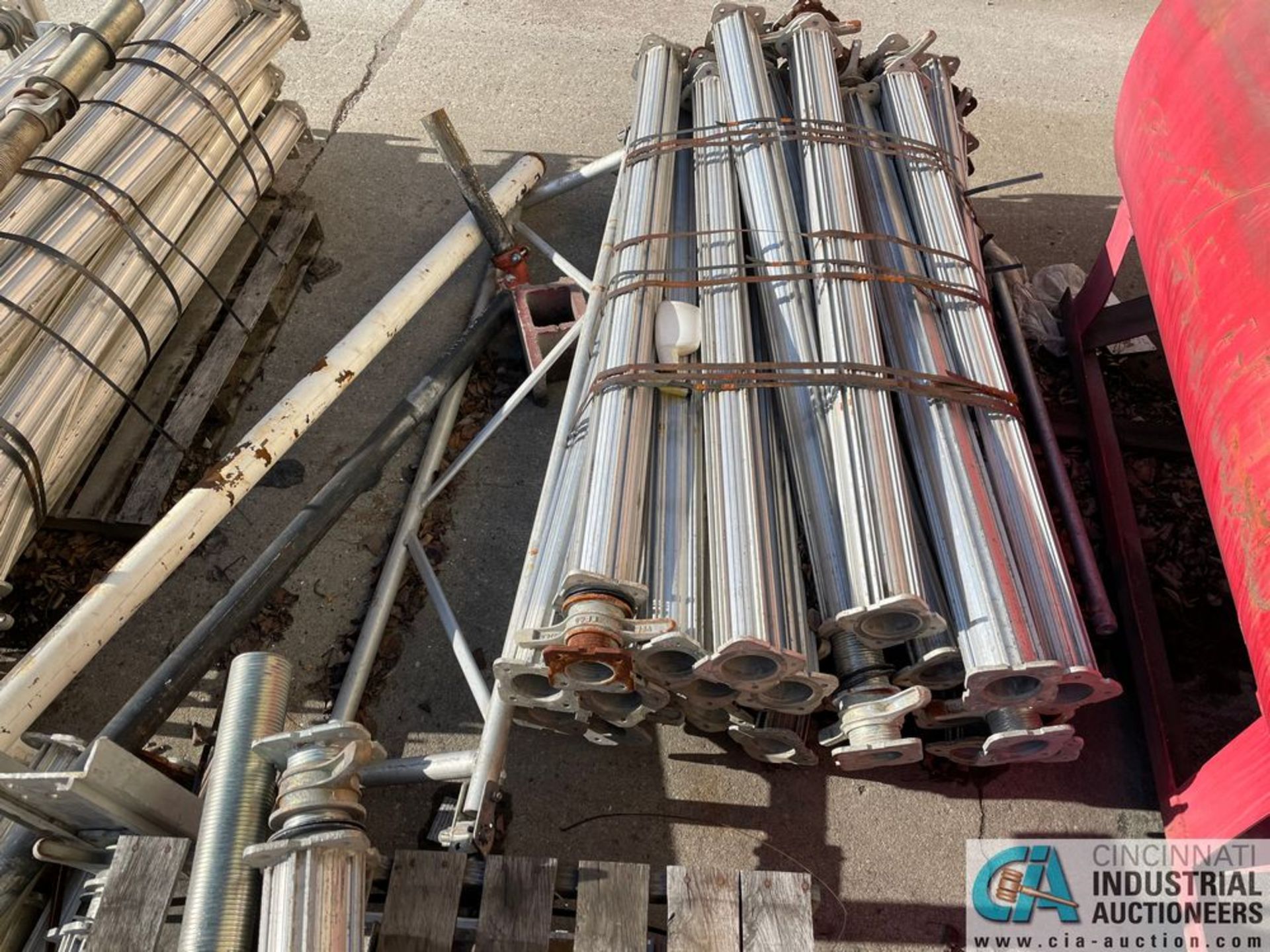 ****EFCO E-Z DECK MODULAR ALUMINUM SHORING SYSTEM; APPROX. (80) 6' SCREW TYPE POSTS ON (5) SKIDS, - Image 5 of 14