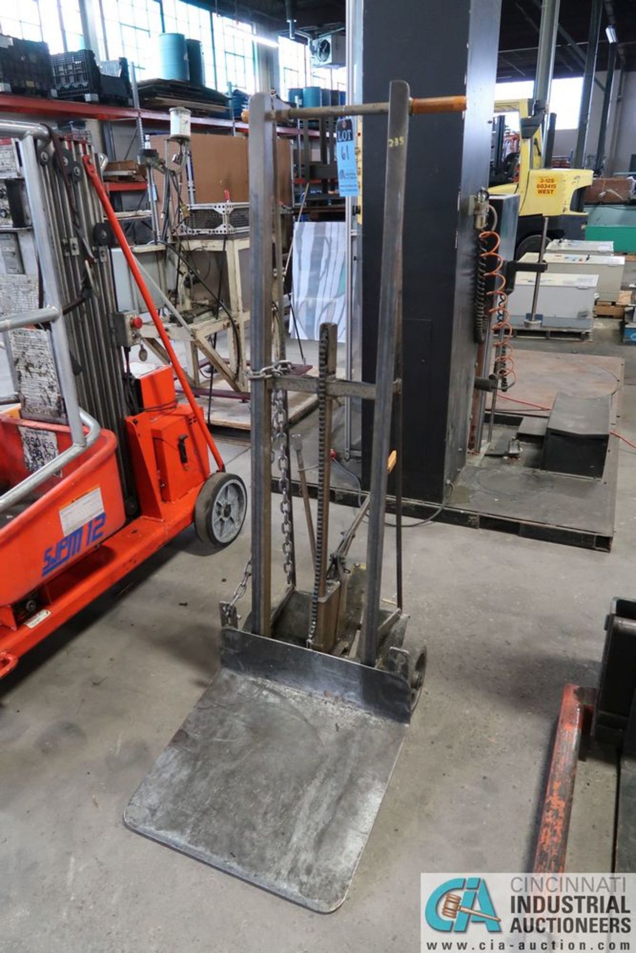 GRAND SPECIALTIES MODEL 4054 SHOP CADDY MANUAL HYDRUALIC LIFT STACKER; S/N 3215