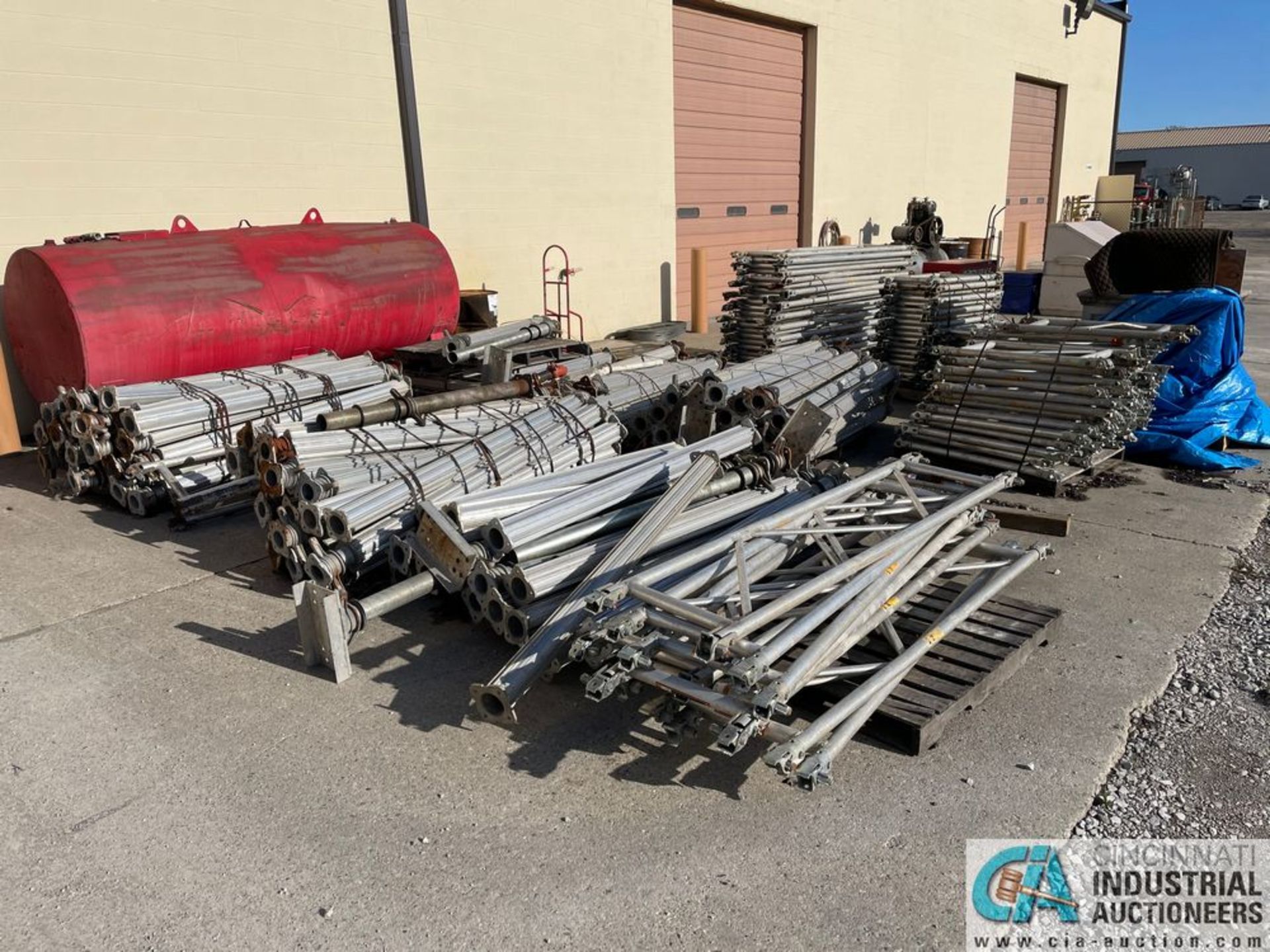 ****EFCO E-Z DECK MODULAR ALUMINUM SHORING SYSTEM; APPROX. (80) 6' SCREW TYPE POSTS ON (5) SKIDS,