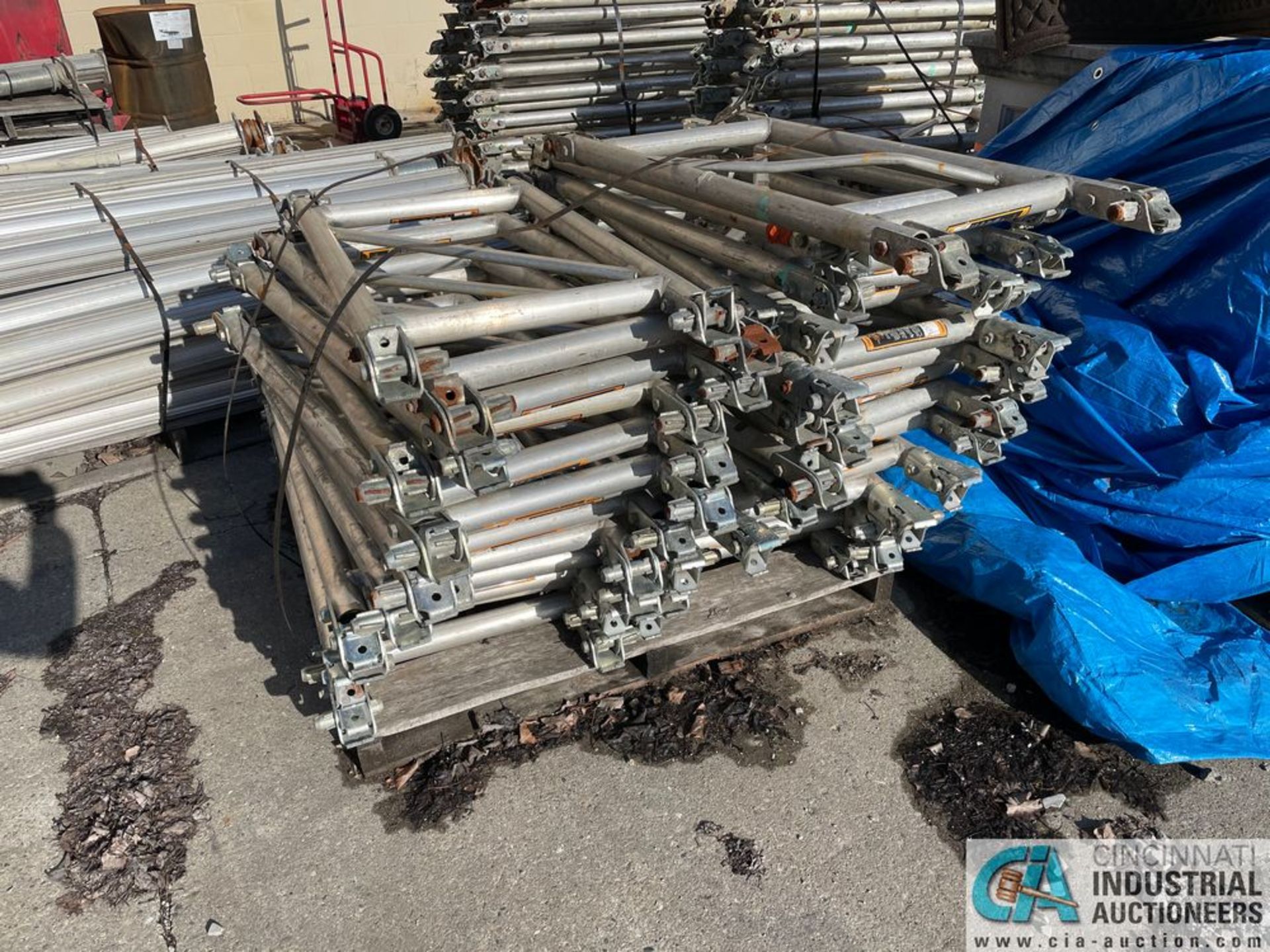 ****EFCO E-Z DECK MODULAR ALUMINUM SHORING SYSTEM; APPROX. (80) 6' SCREW TYPE POSTS ON (5) SKIDS, - Image 10 of 14