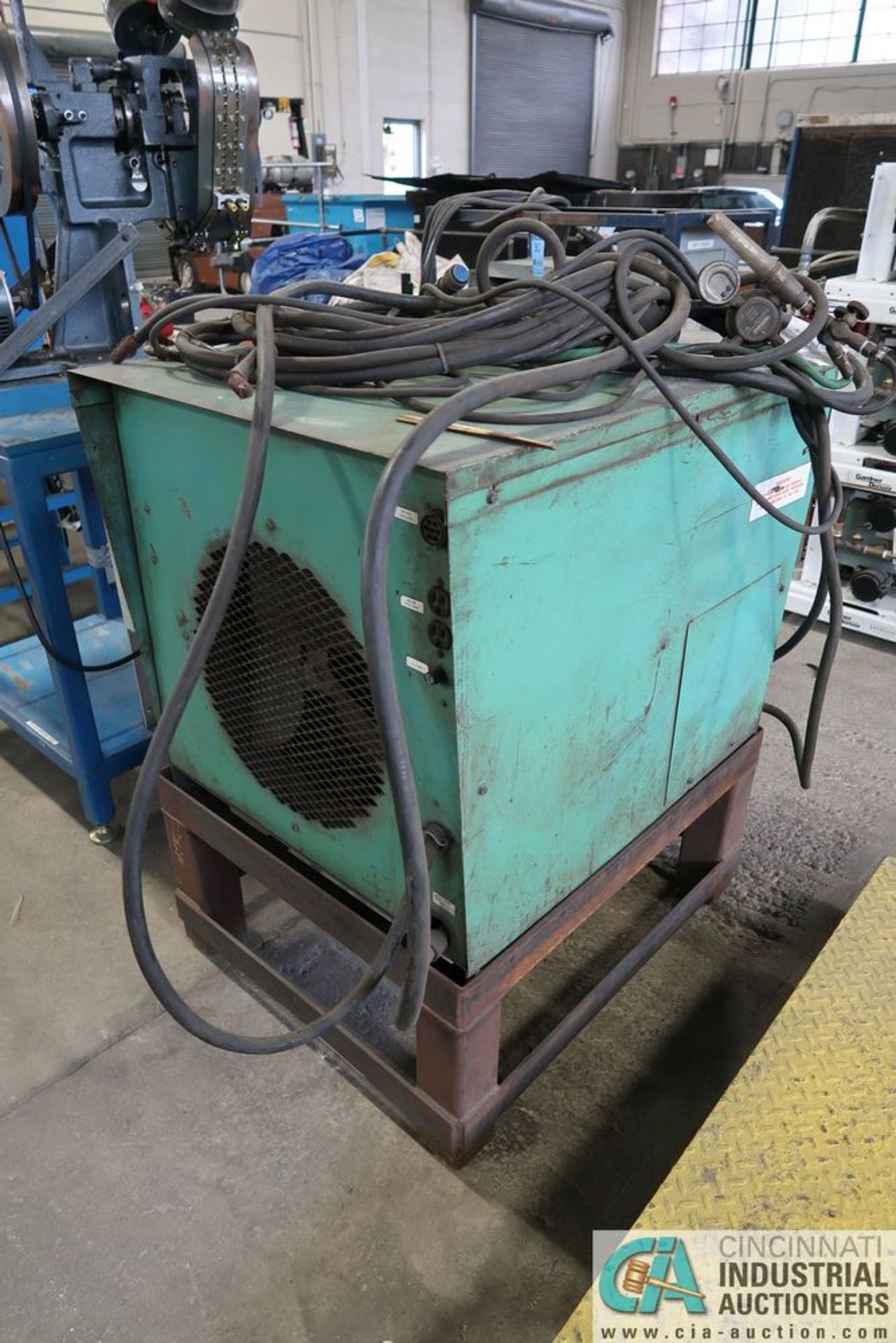 400 AMP LINDE MODEL V1400 CV-DC WELDING POWER SUPPLY; S/N D80D16993, WITH STAND, 3 PHASE, 230/460 - Image 4 of 5