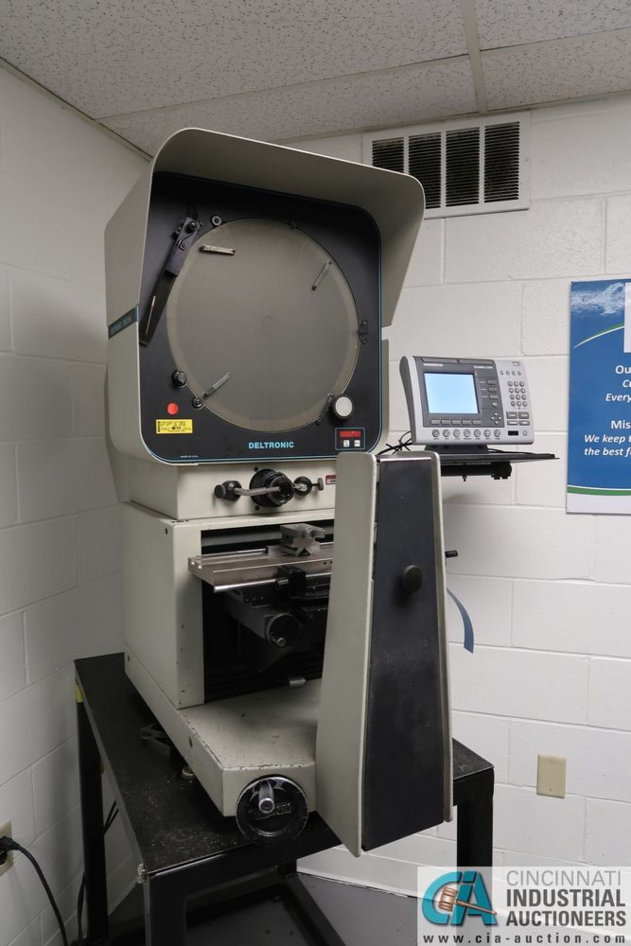 14" DELTRONIC DH214 OPTICAL COMPARATOR; S/N 249113880, **Rigging Fee Due $100.00**