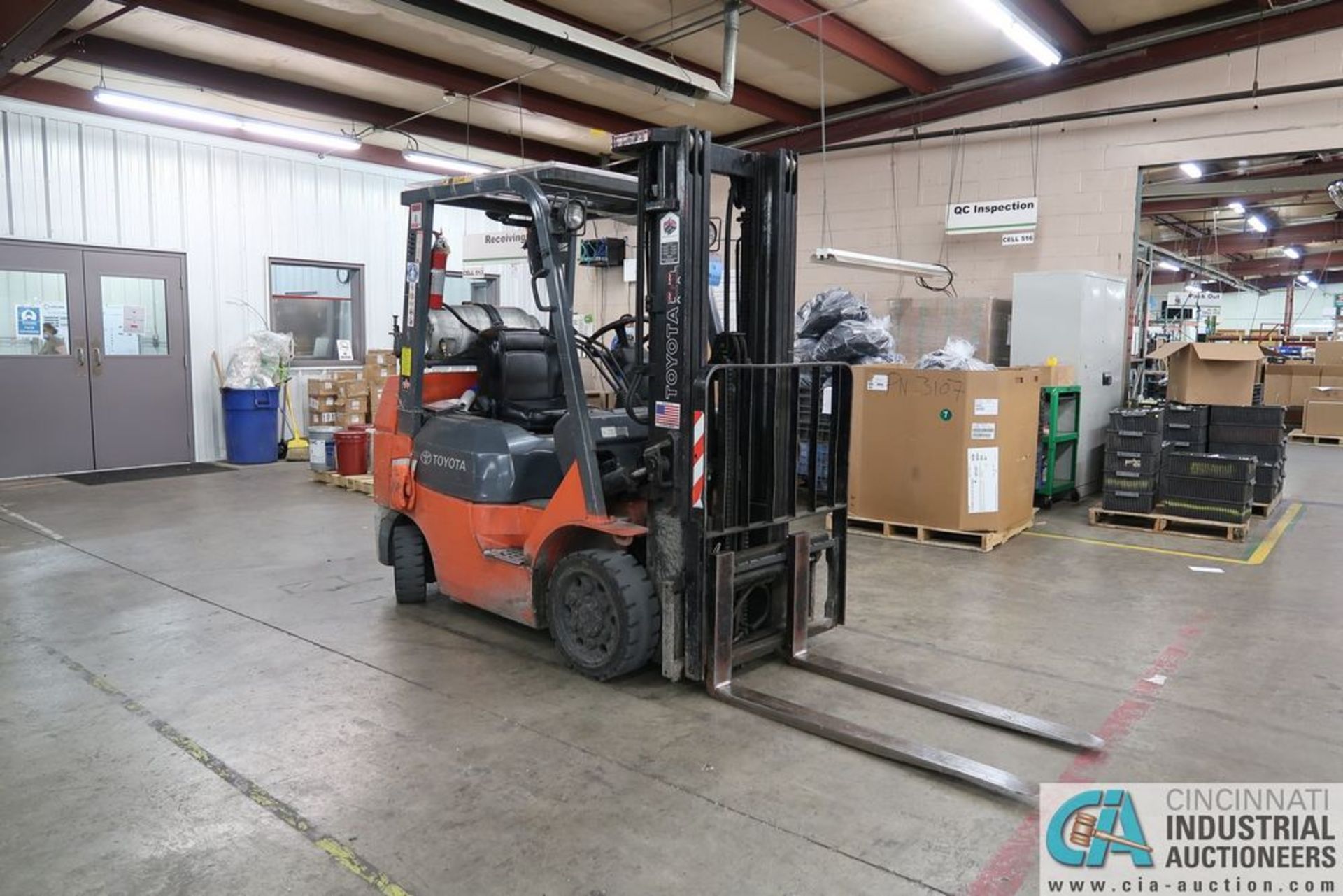 5,000 LB. TOYOTA MODEL 7FGCU25 LP GAS CUSHION TIRE LIFT TRUCK; S/N 88417, 3-STAGE MAST, 189" LIFT - Image 2 of 8