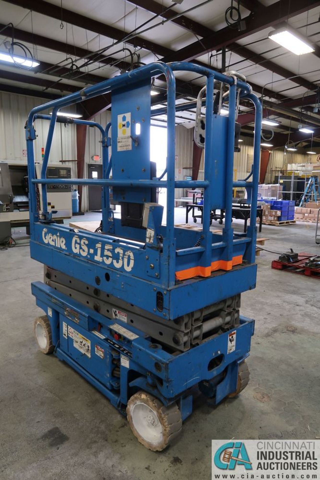 GENIE MODLE GS-1530 ELECTRIC SCISSOR LIFT; S/N 24168, 15' MAX HEIGHT, 500 LB. MAX WEIGHT, 64" - 101" - Image 2 of 7