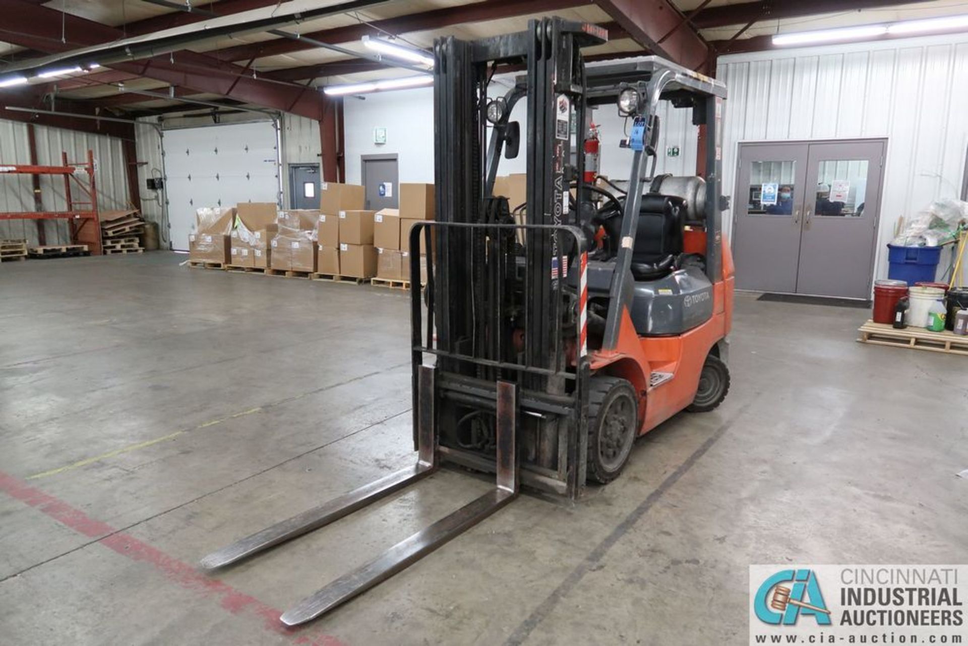 5,000 LB. TOYOTA MODEL 7FGCU25 LP GAS CUSHION TIRE LIFT TRUCK; S/N 88417, 3-STAGE MAST, 189" LIFT