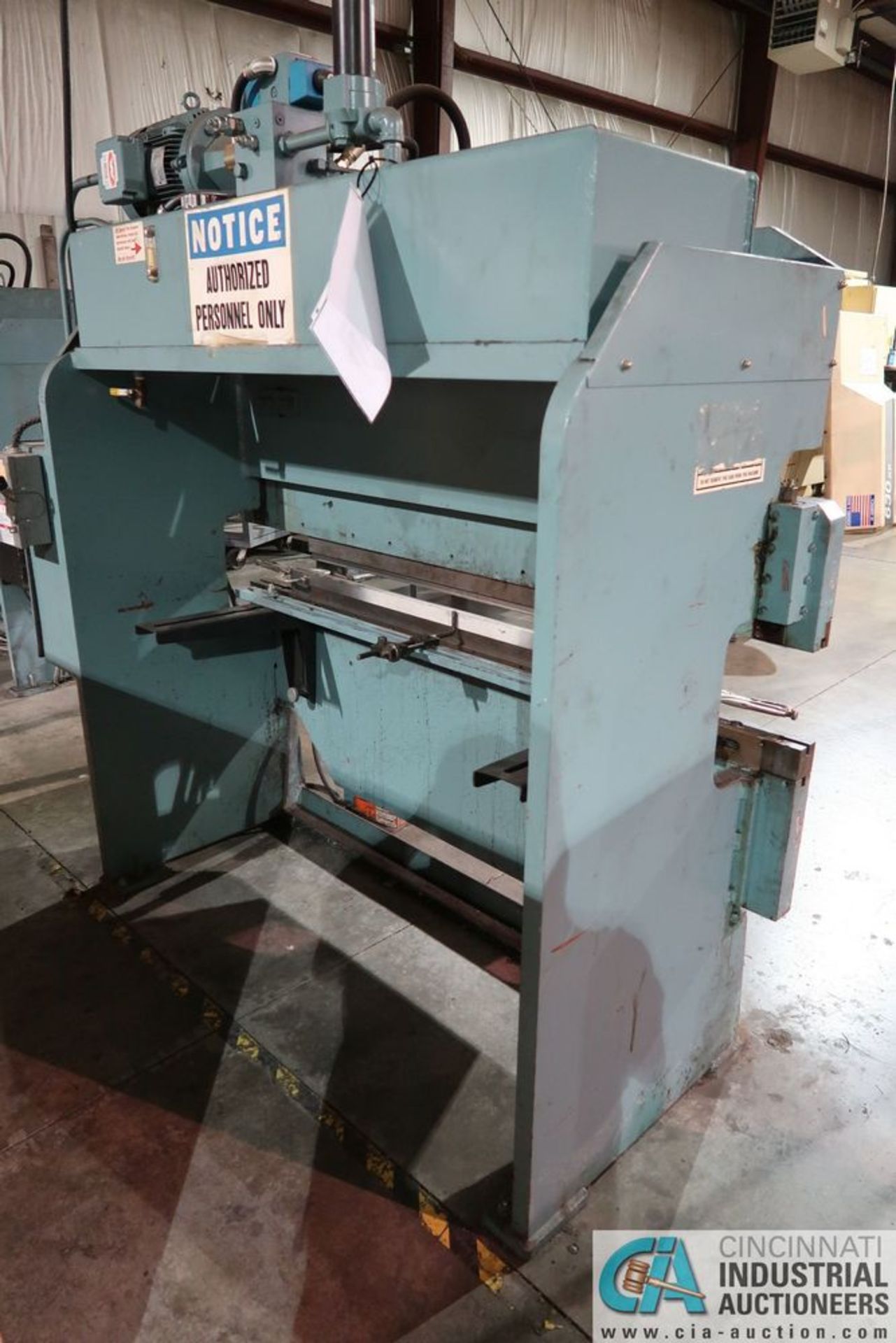 35 TON X 72" PIRANHA MODEL 35-6 HYDRAULIC PRESS BRAKE; S/N 35527, 7.5 HP **LOADING FEE DUE THE " - Image 3 of 7