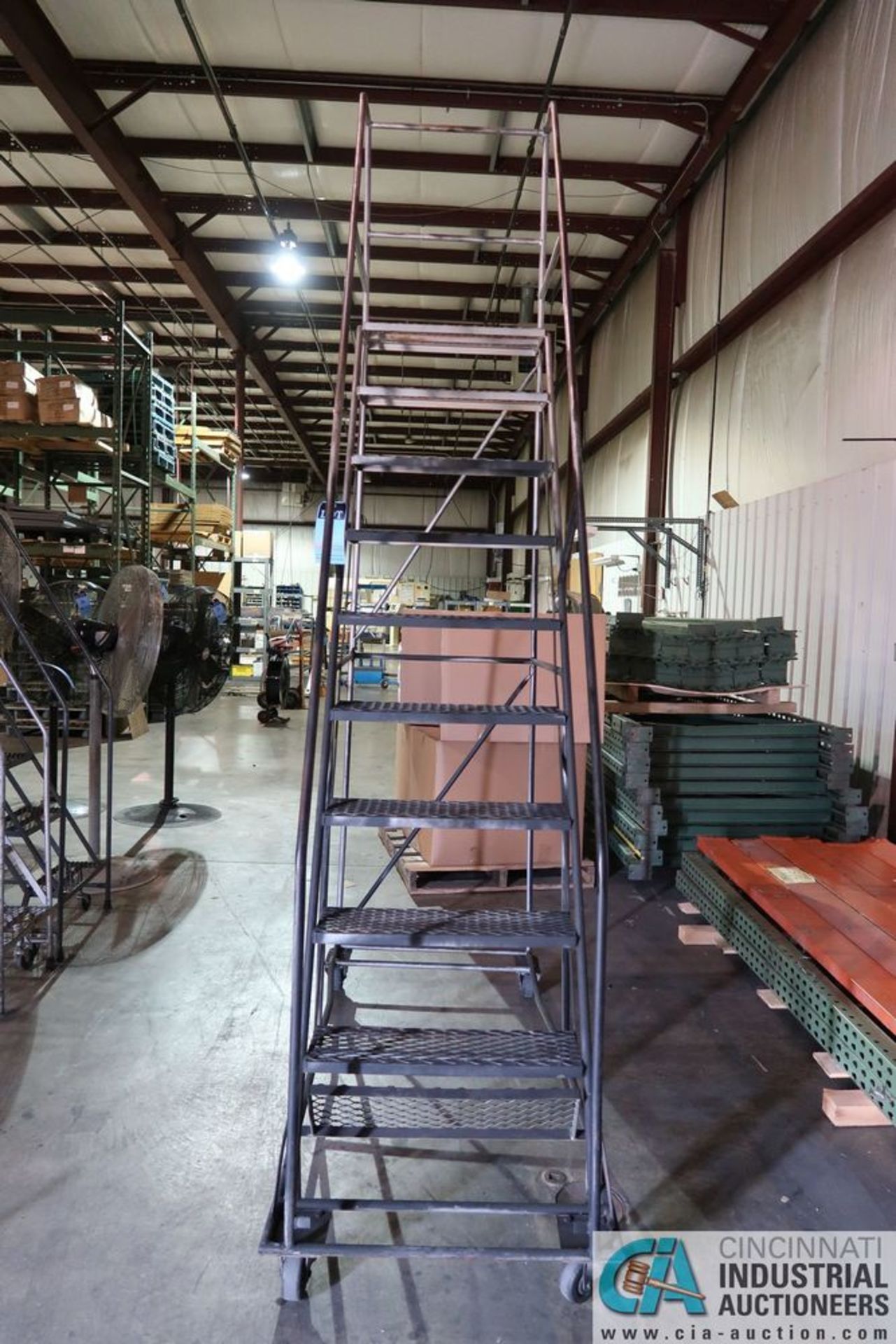 8' PORTABLE SHOP LADDER - Image 2 of 2