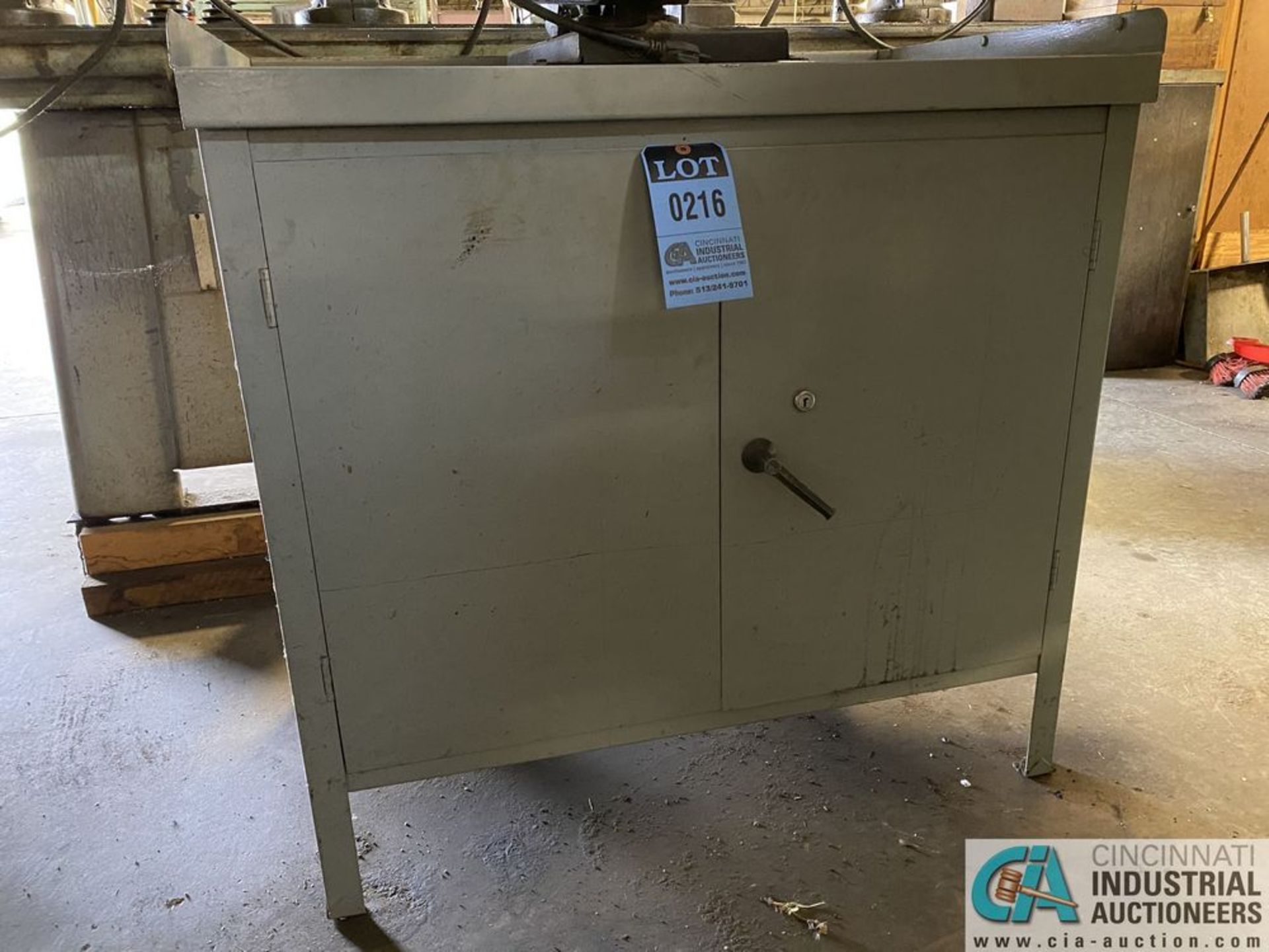(LOT) CABINET WITH TOOLING