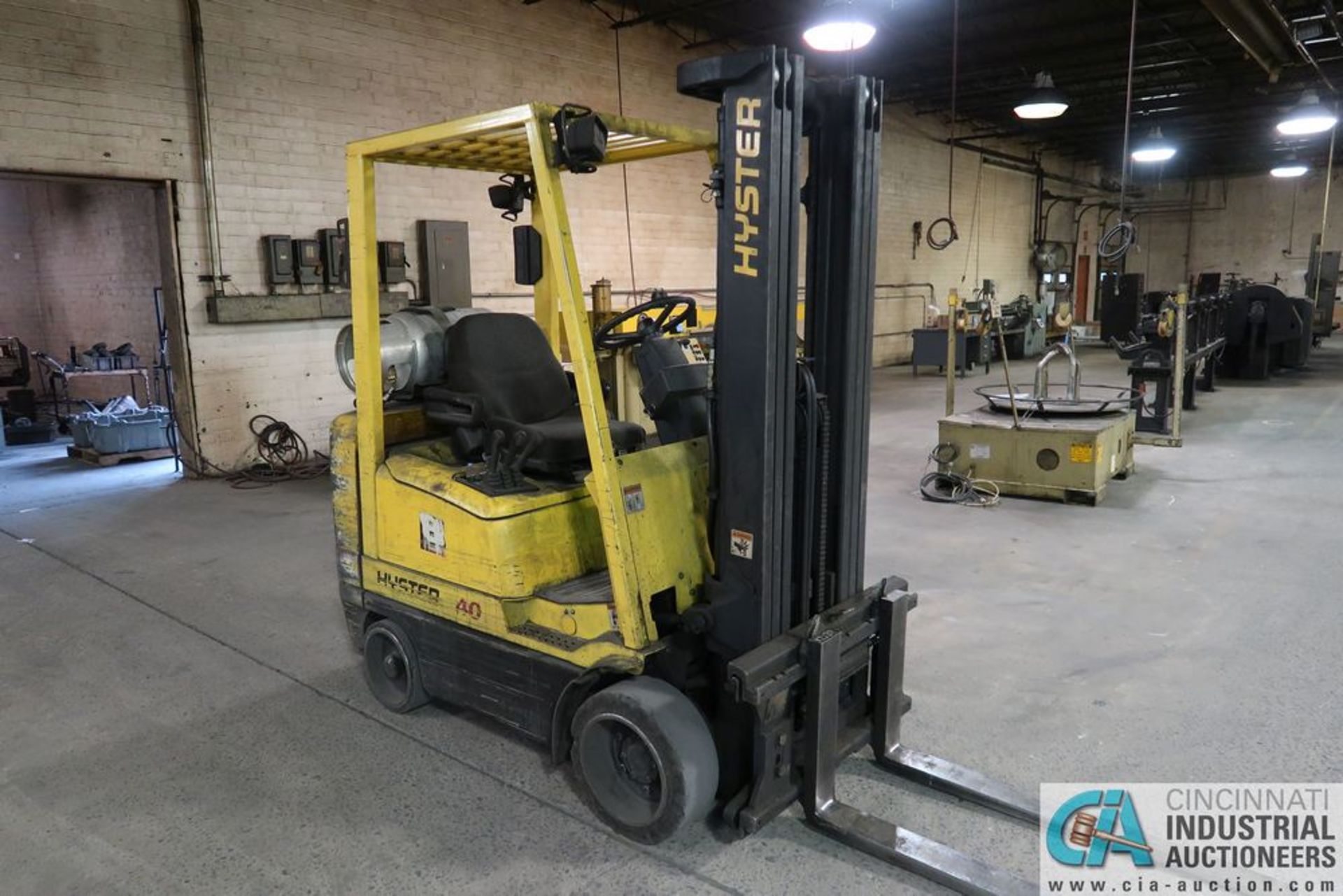 4,000 LB. CAPACITY HYSTER 540XMS LP GAS SOLID TIRE THREE-STAGE MAST LIFT TRUCK; S/N C010H05668W, - Image 2 of 7