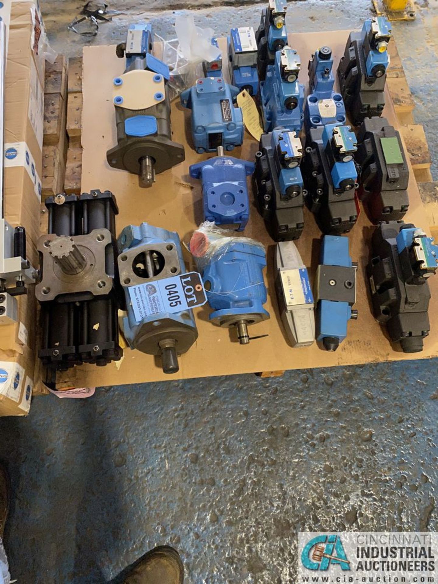 (LOT) HYDRAULIC MOTORS AND VALVES ON SKID