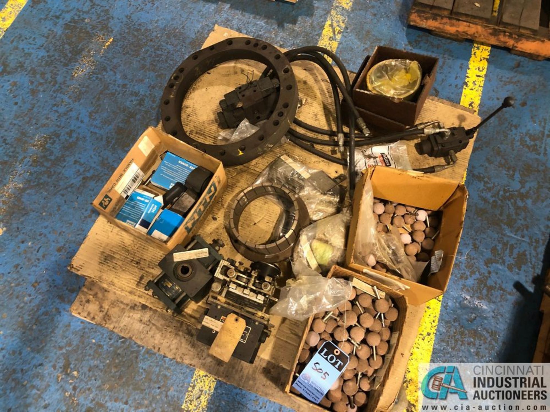 (LOT) ITEMS ON SKID; ABRASIVES AND HYDRAULICS