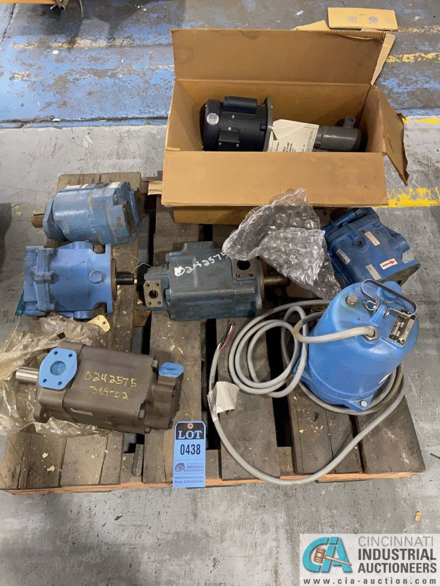 (LOT) ITEMS ON SKID; GEAR DRIVES, WEBSTER IMMERSIBLE PUMP, GOULD SUBMERSIBLE PUMP