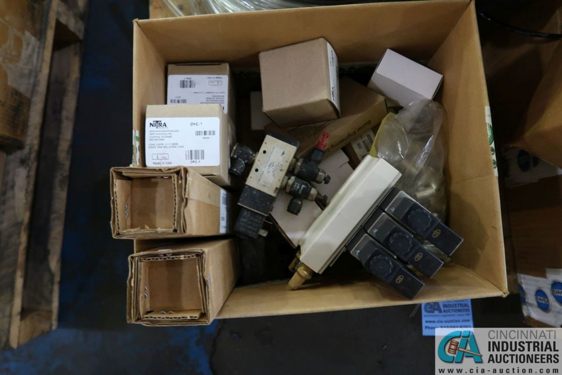 (LOT) (5) SKIDS ELECTRICAL BOXES, HARDWARE, PLUGS, SWITCHES, WIRE, HOSE, DRIVES - Image 9 of 16