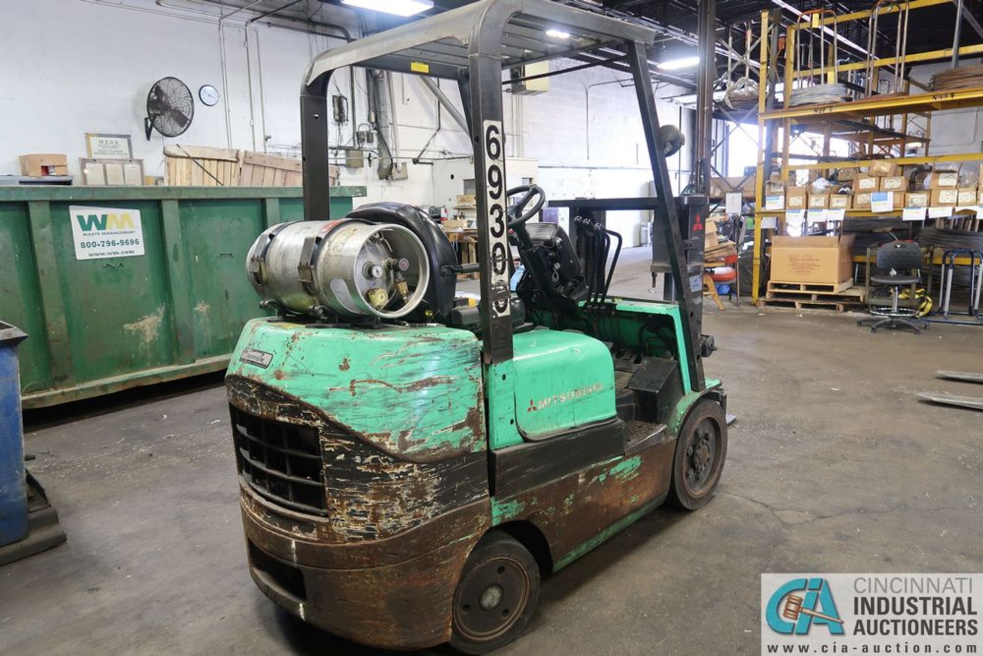 5,000 LB. MITSUBISHI MODEL FGC25K LP GAS FORKLIFT; S/N AF82C-01780, 60" LOWERED MAST HEIGHT, 80" MAX - Image 6 of 8