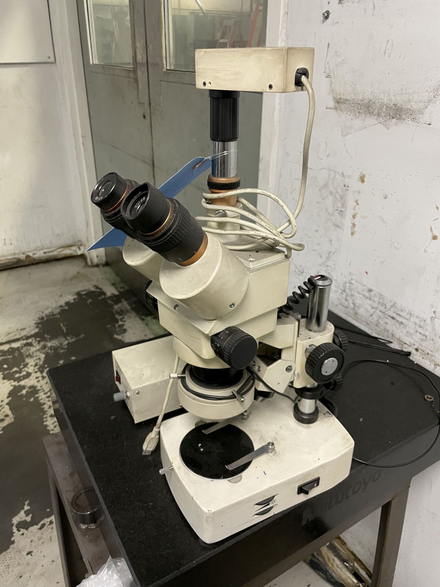 (LOT) 10X MICROSCOPE W/ LIGHT SOURCE & 18" X 24" GRANITE PLATE - Image 3 of 7