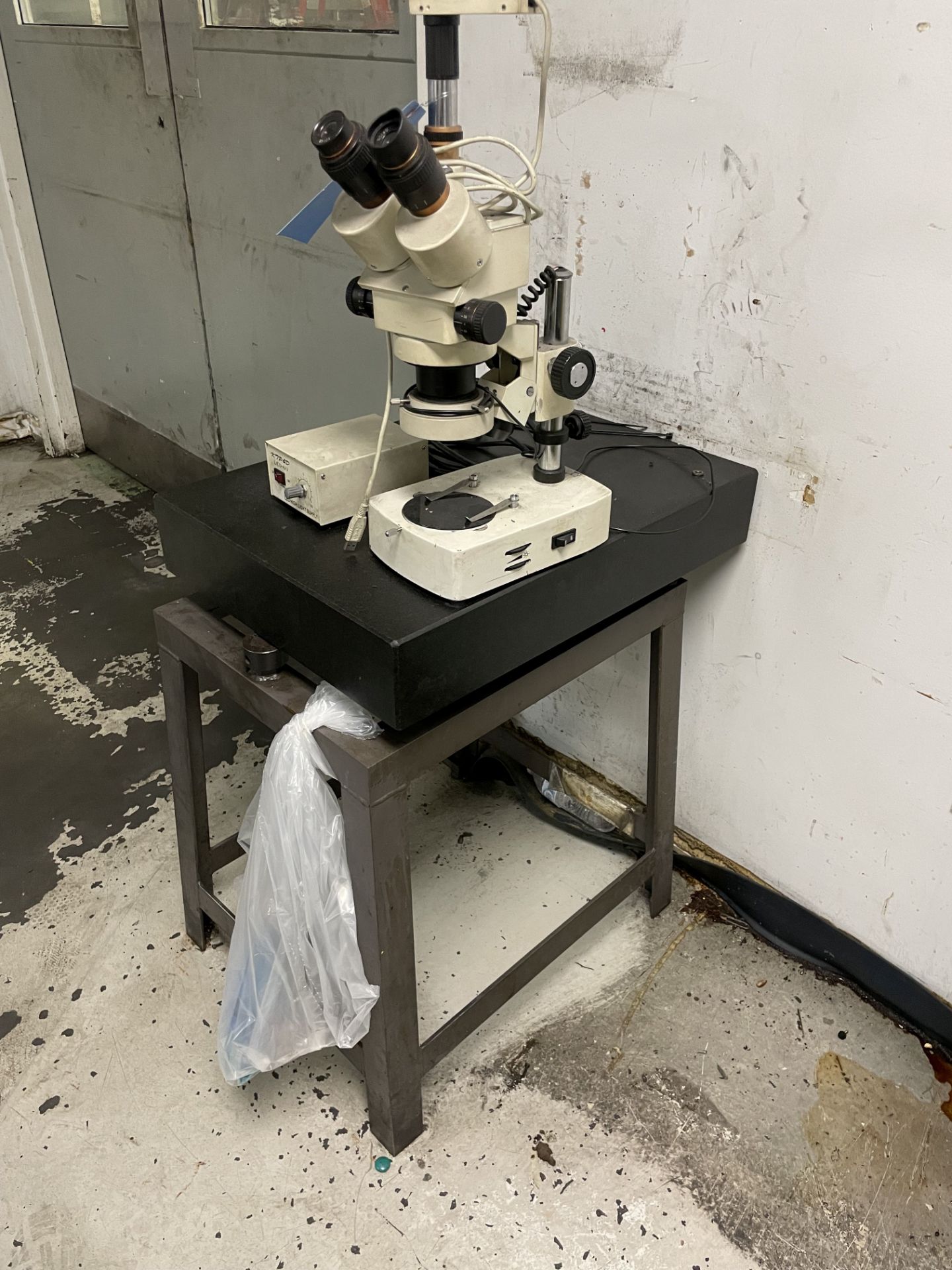 (LOT) 10X MICROSCOPE W/ LIGHT SOURCE & 18" X 24" GRANITE PLATE - Image 5 of 7