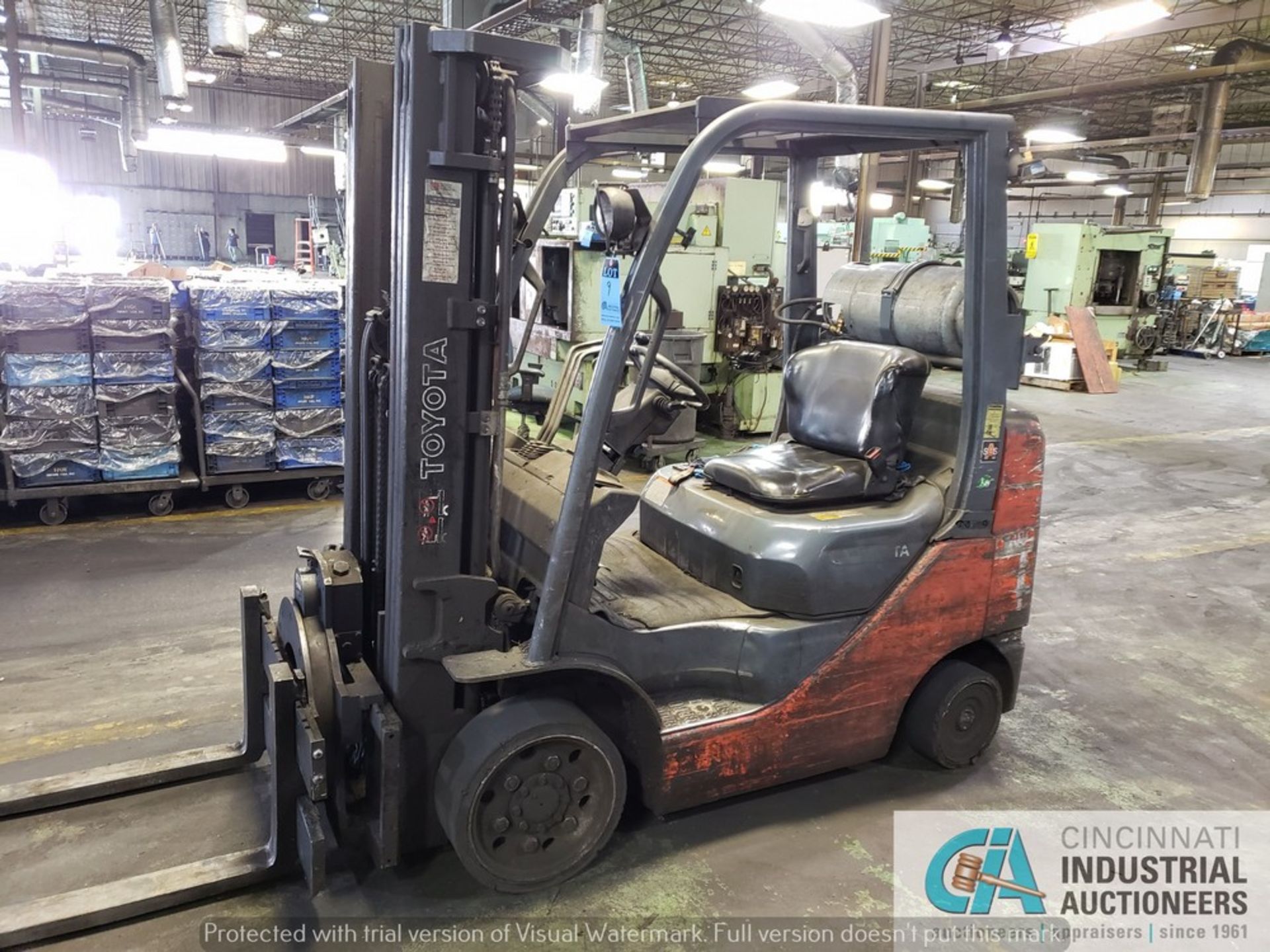 ****5,000 LB. TOYOTA MODEL 8FGCU25 SOLID TIRE LP GAS LIFT TRUCK W/ ROTATOR ATTACHMENT; S/N 41669