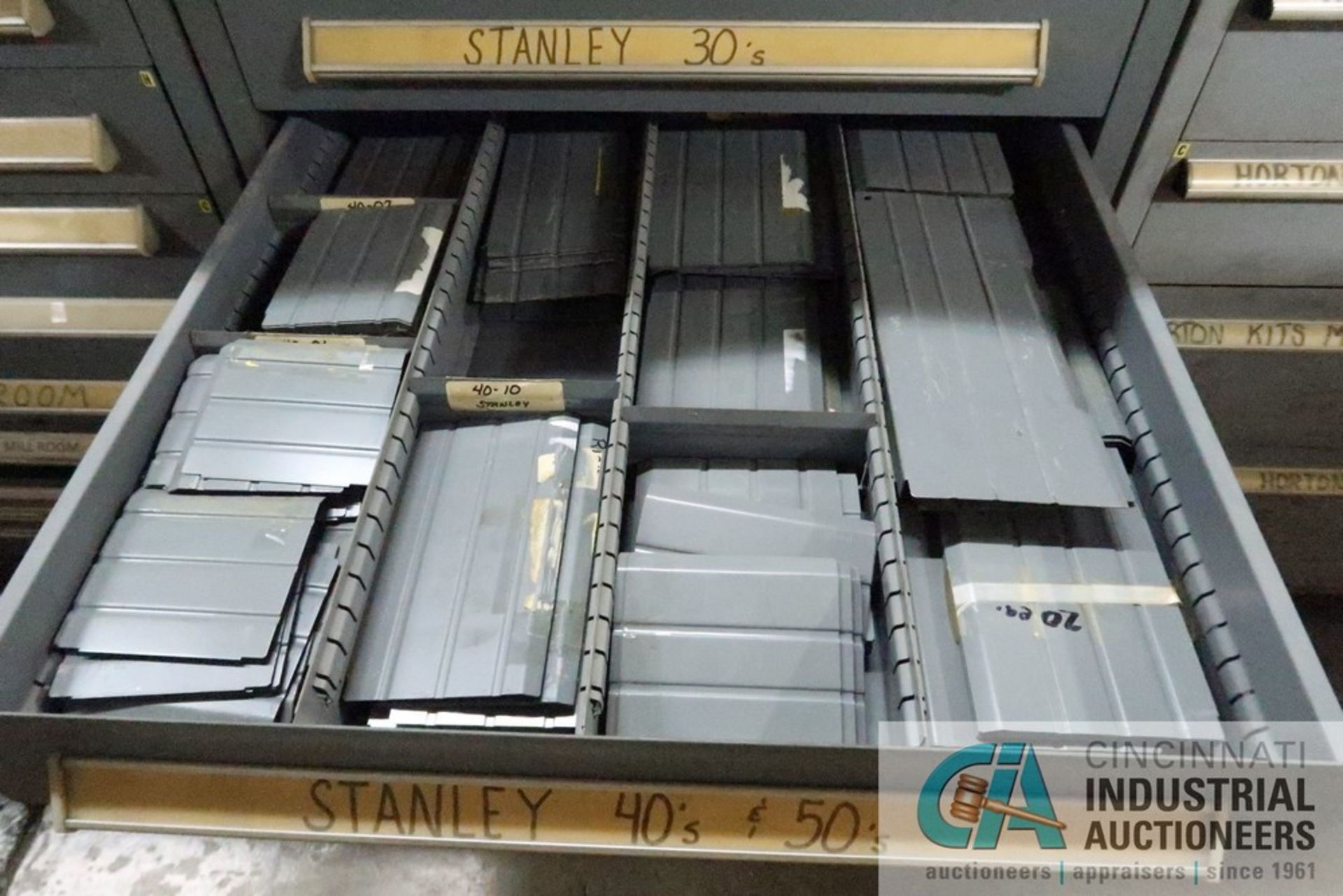 11-DRAWER VIDMAR CABINET WITH CONTENTS INCLUDING MISCELLANEOUS STANLEY AND VIDMAR DIVIDERS, FACE - Image 8 of 12