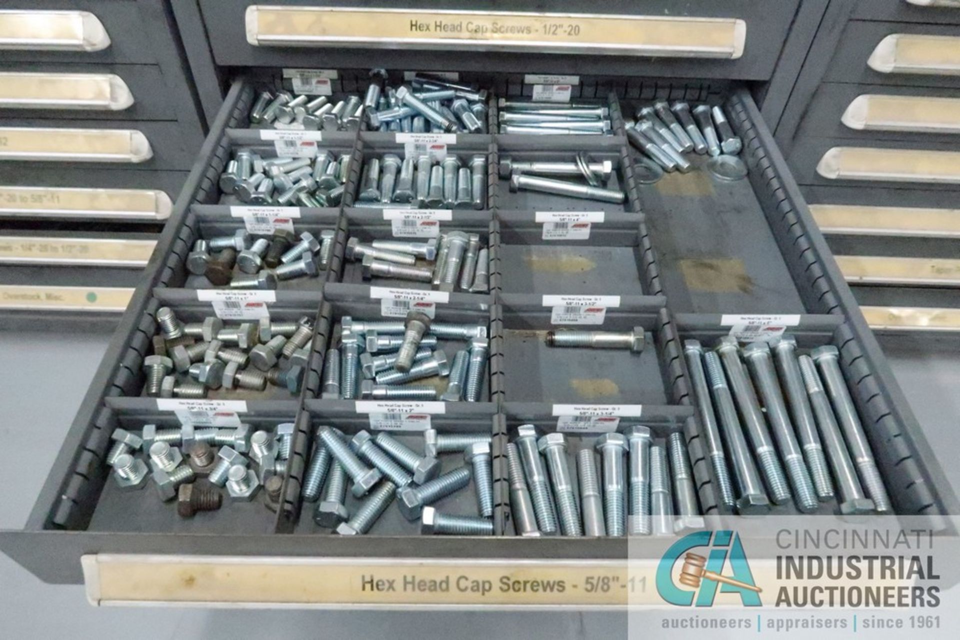 (LOT) 13-DRAWER VIDMAR CABINET WITH CONTENTS INCLUDING HEX HEAD CAP SCREWS (CABINET 7) - Image 11 of 14