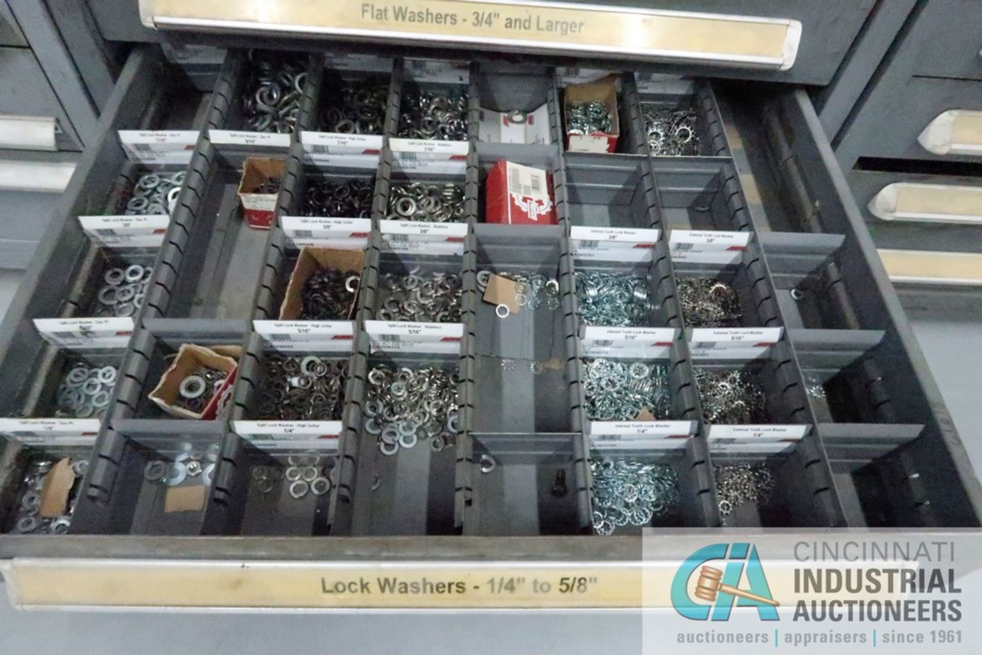 (LOT) 13-DRAWER VIDMAR CABINET WITH CONTENTS INCLUDING WING NUTS, HEX NUTS, LOCK WASHERS (CABINET - Image 13 of 14