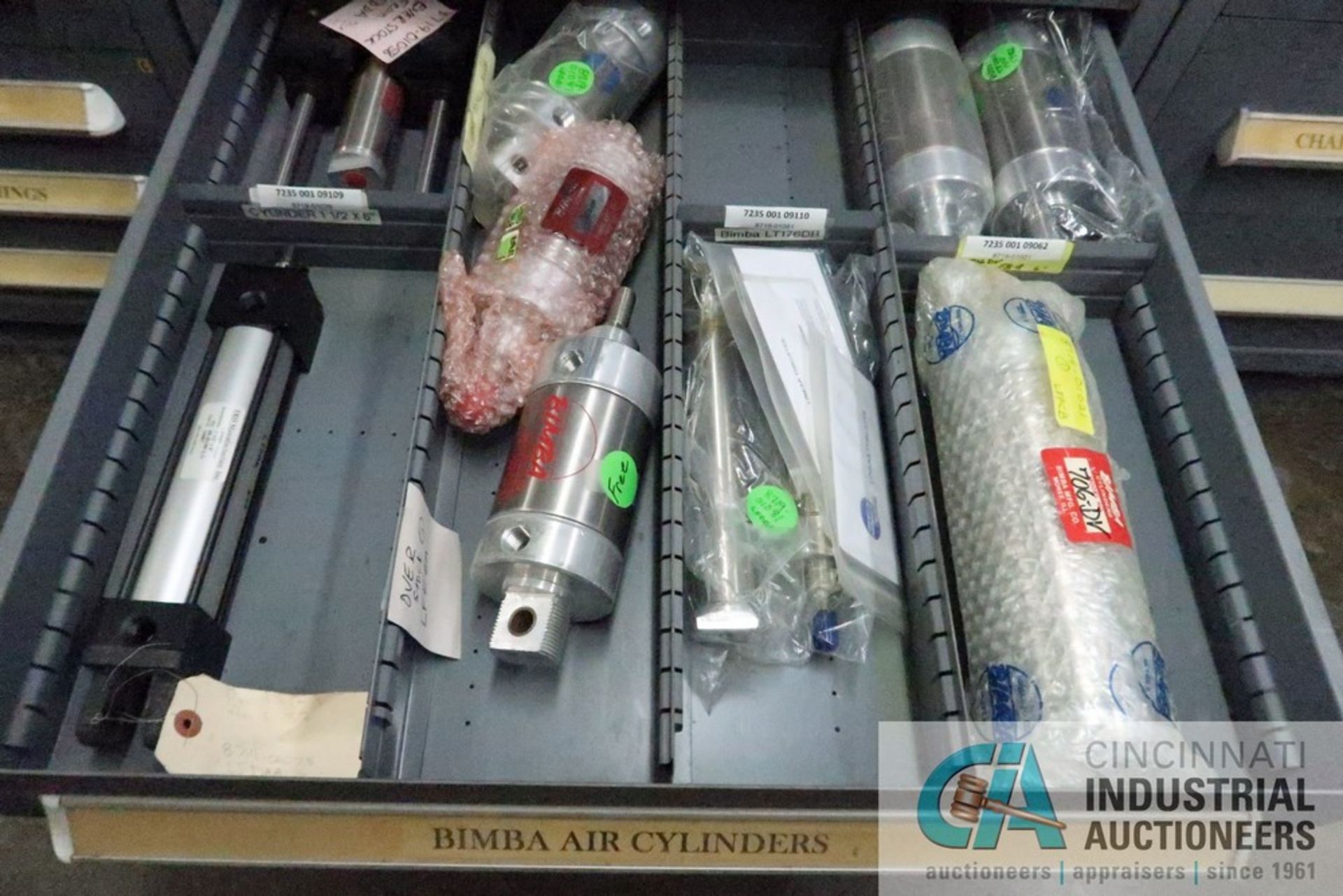 12-DRAWER VIDMAR CABINET WITH CONTENTS INCLUDING MISCELLANEOUS CYLINDERS AND CYLINDER PARTS (CABINET - Image 10 of 13