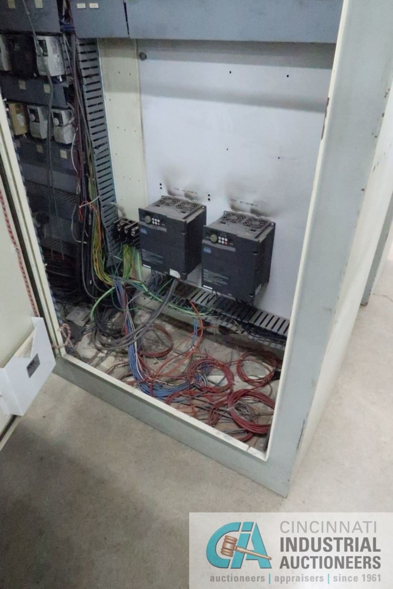 THREE-DOOR ELECTRICAL CABINET; W/ MITSUBISHI F700 DRIVES, SCHNEDER SWITHES, MITSUBISHI E500 - Image 3 of 8