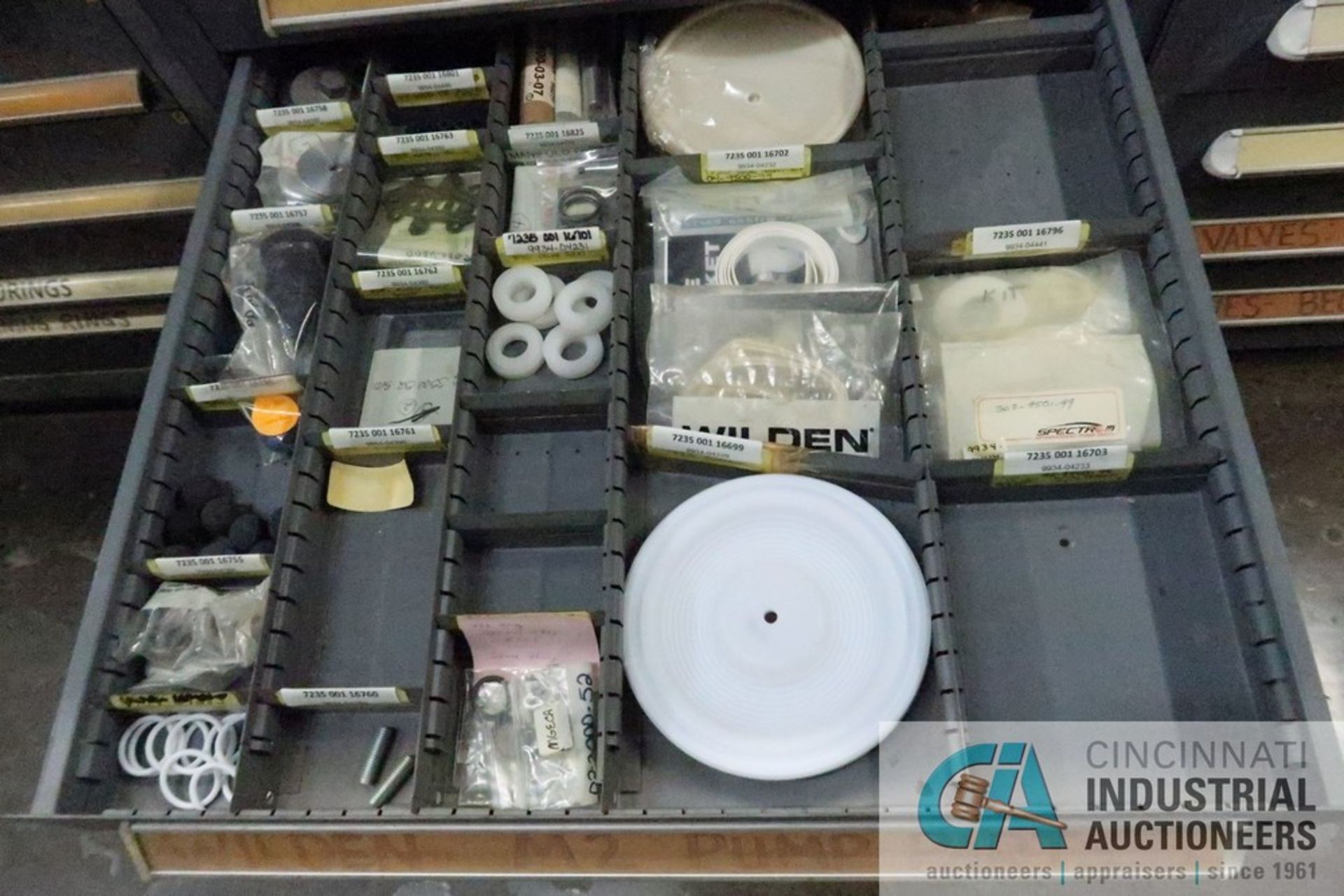 (LOT) 15-DRAWER VIDMAR CABINET WITH CONTENTS INCLUDING MISCELLANEOUS PUMP PARTS (CABINET MG) - Image 10 of 13