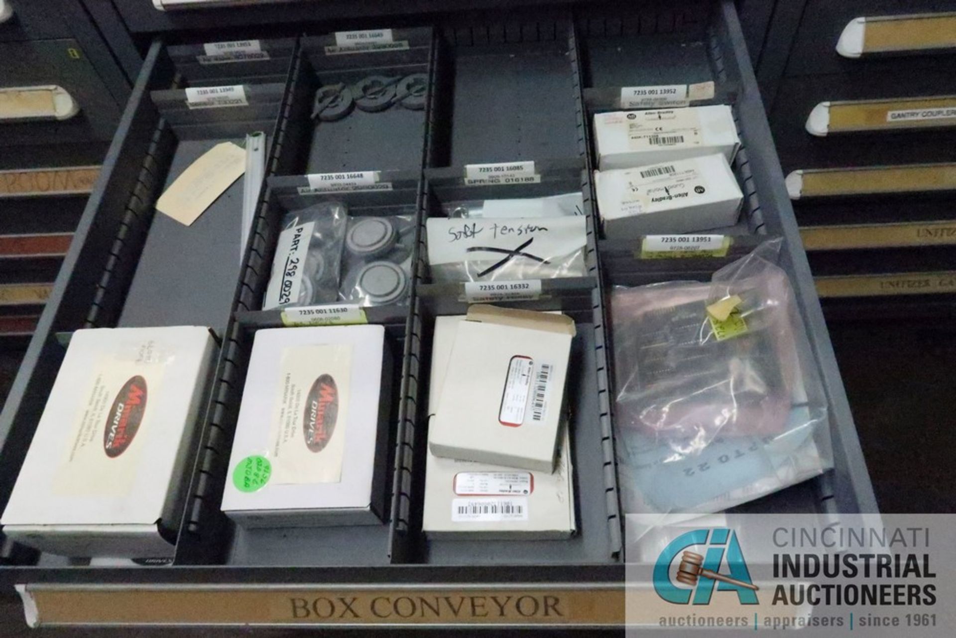 (LOT) 11-DRAWER VIDMAR CABINET WITH CONTENTS INCLUDING MISCELLANEOUS MICRO SWITCHES, BOX CONVEYOR - Image 9 of 12