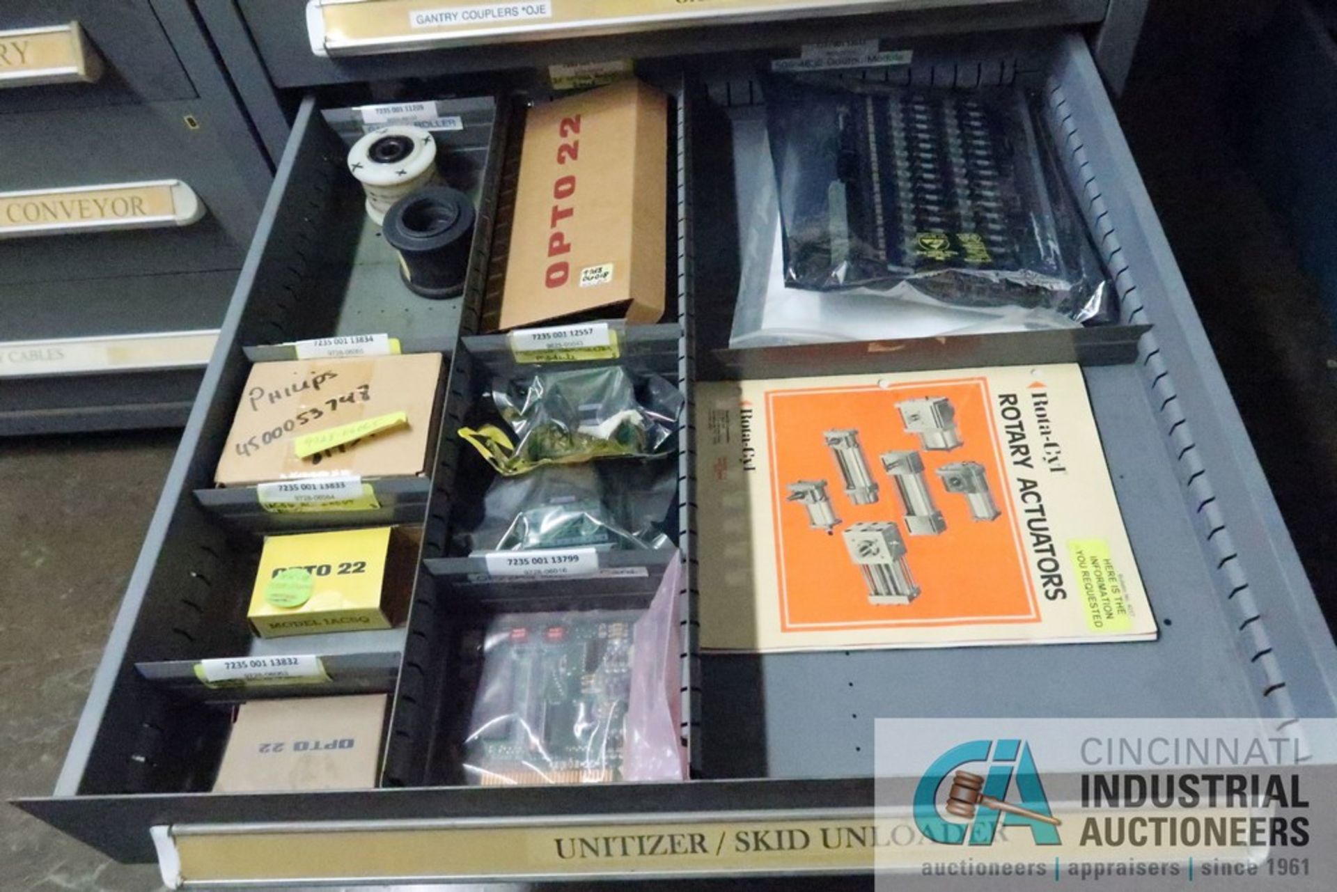 (LOT) 11-DRAWER VIDMAR CABINET WITH CONTENTS INCLUDING MISCELLANEOUS GAS FILL PART, FILTERS, - Image 9 of 11