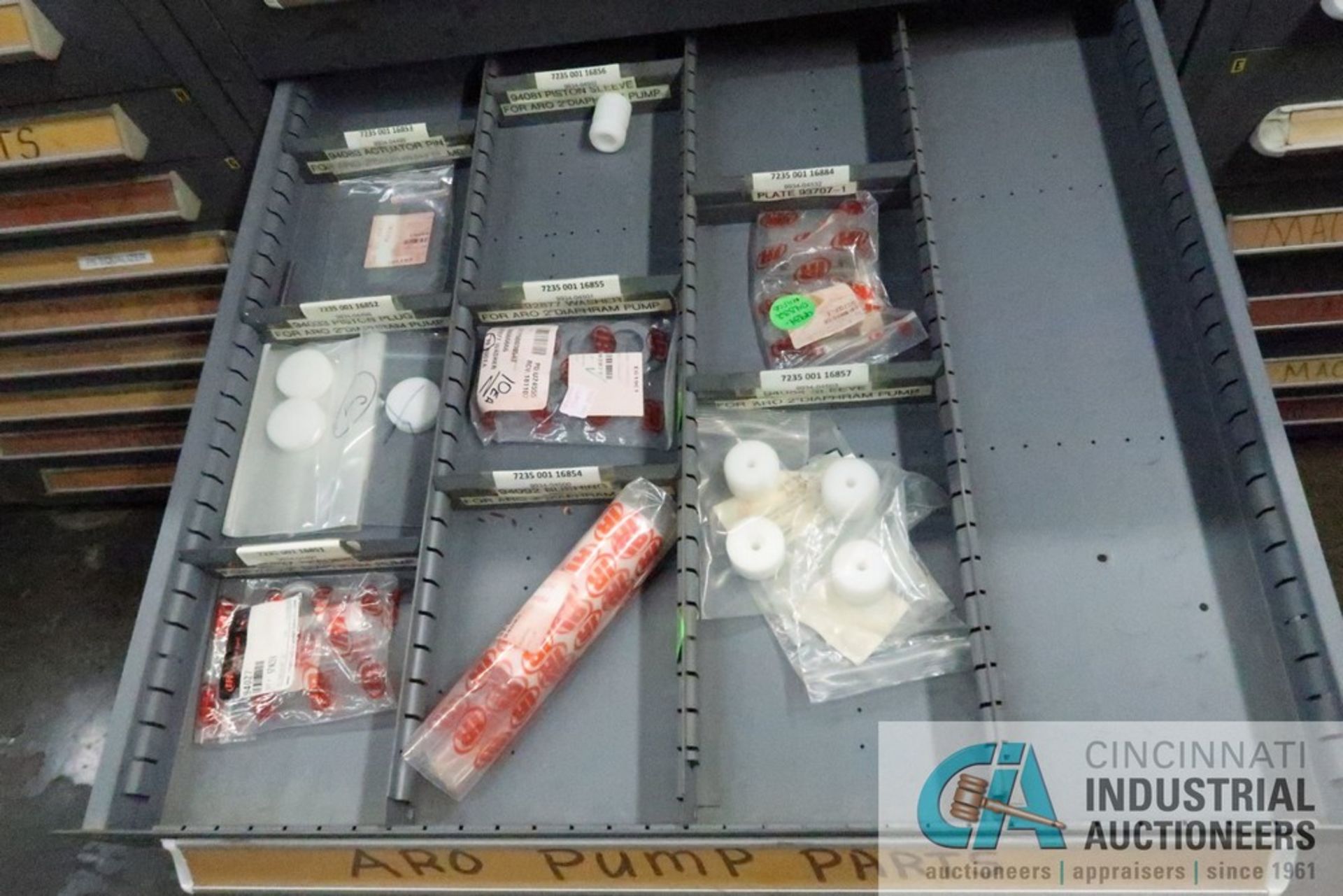 (LOT) 11-DRAWER VIDMAR CABINET WITH CONTENTS INCLUDING MISCELLANEOUS PUMP PARTS AND VALVES ( - Image 7 of 11
