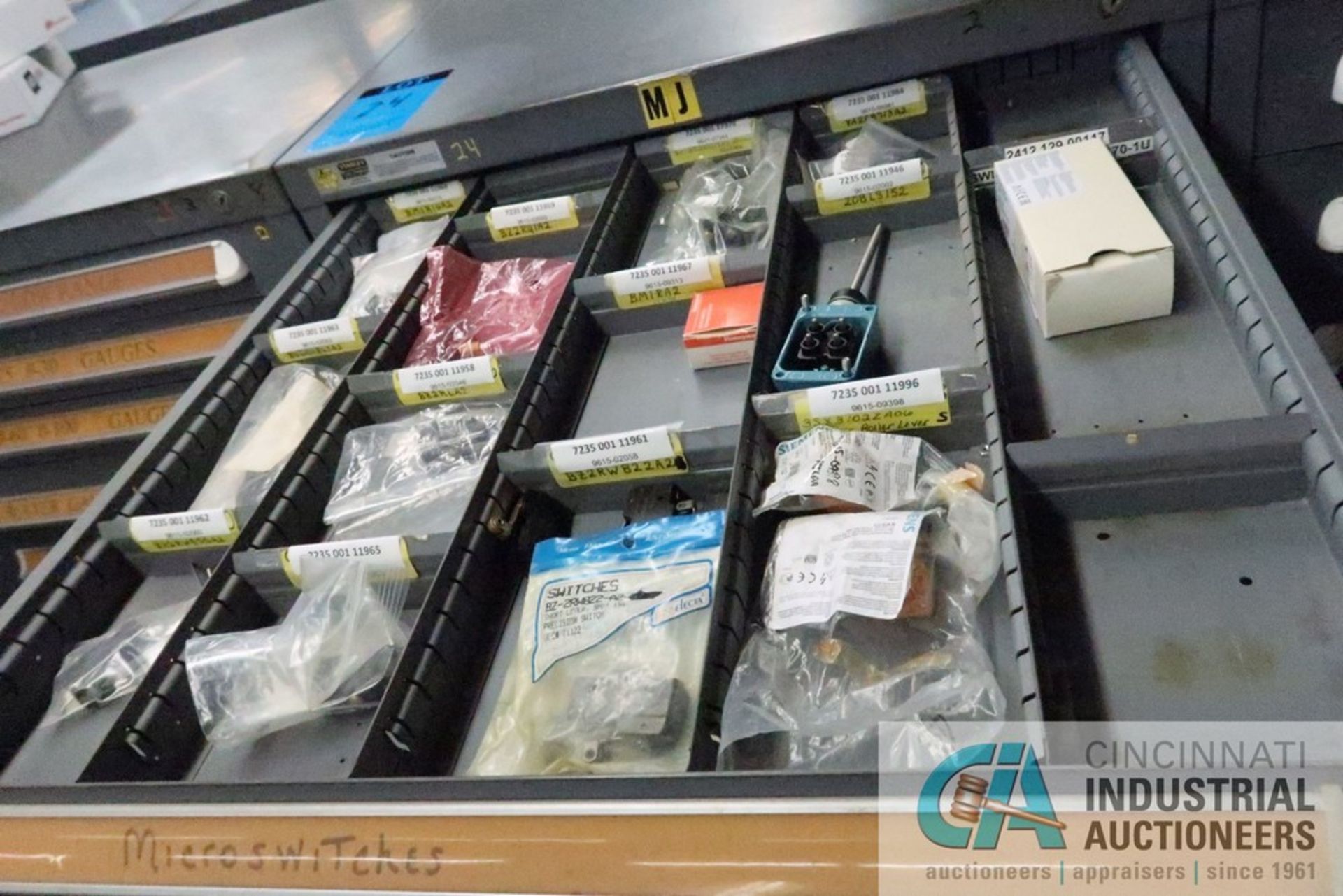 (LOT) 11-DRAWER VIDMAR CABINET WITH CONTENTS INCLUDING MISCELLANEOUS MICRO SWITCHES, BOX CONVEYOR - Image 2 of 12