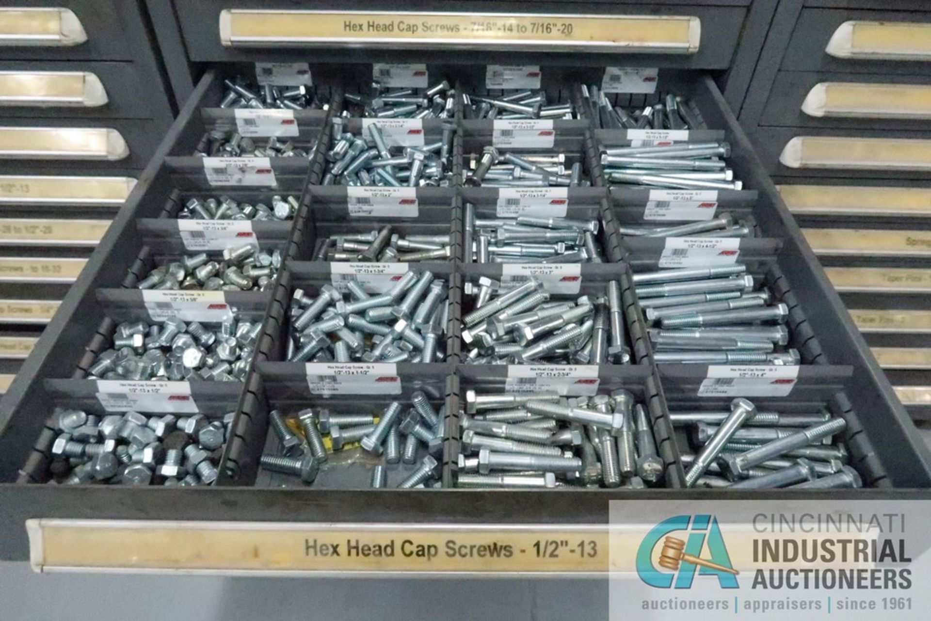 (LOT) 13-DRAWER VIDMAR CABINET WITH CONTENTS INCLUDING HEX HEAD CAP SCREWS (CABINET 7) - Image 9 of 14