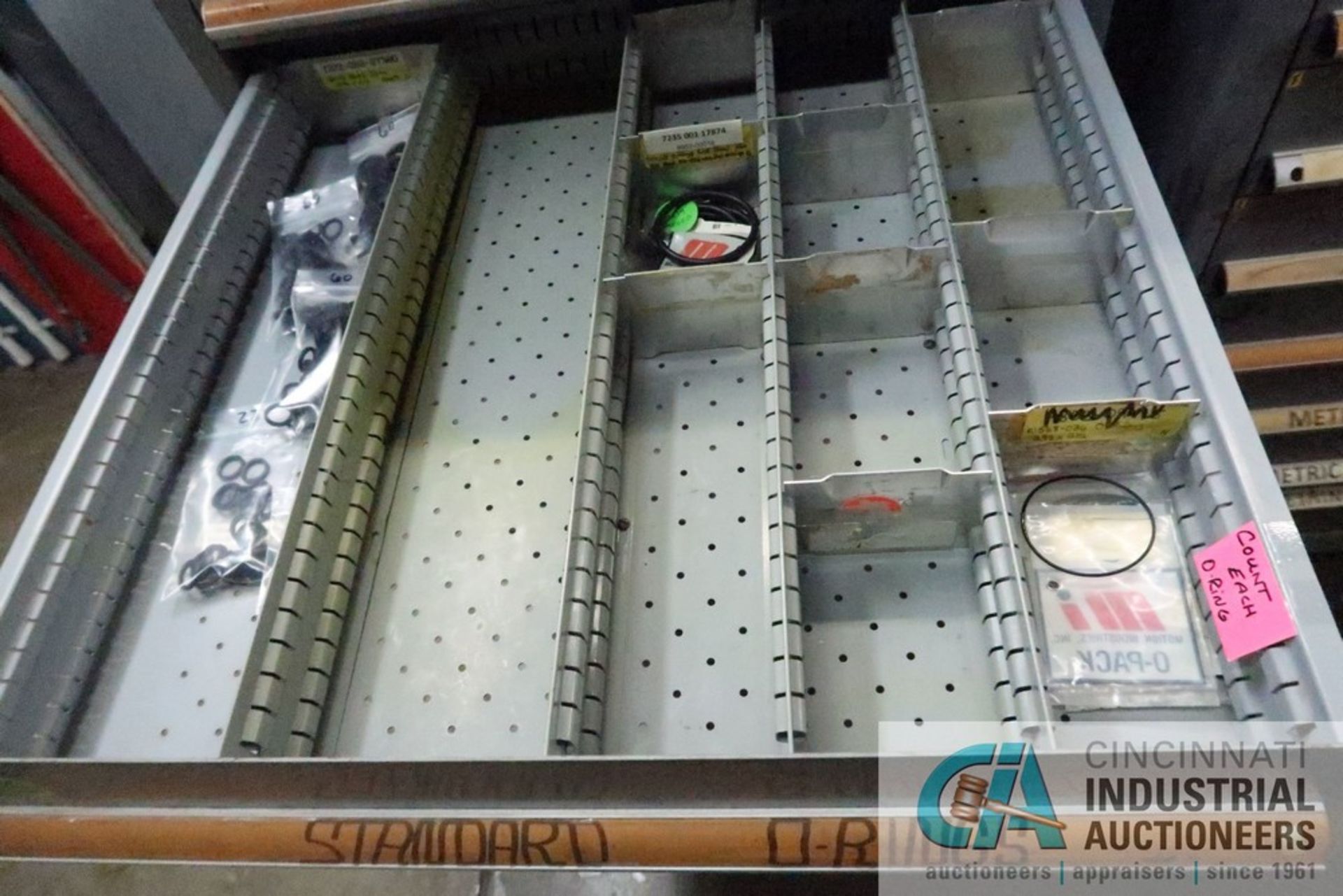 (LOT) 11-DRAWER LISTA CABINET WITH CONTENTS INCLUDING MISCELLANEOUS O-RINGS, RETAINING RINGS, E- - Image 5 of 9