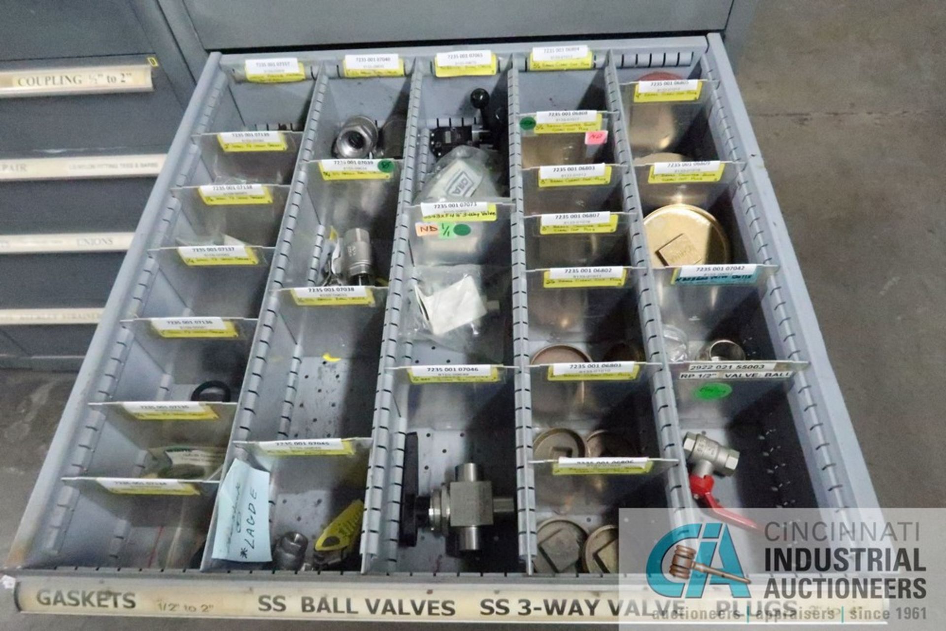 8-DRAWER LISTA CABINET WITH CONTENTS INCLUDING MISCELLANEOUS PLUMBING PARTS, ELBOWS, TEES, VALVES ( - Image 6 of 9