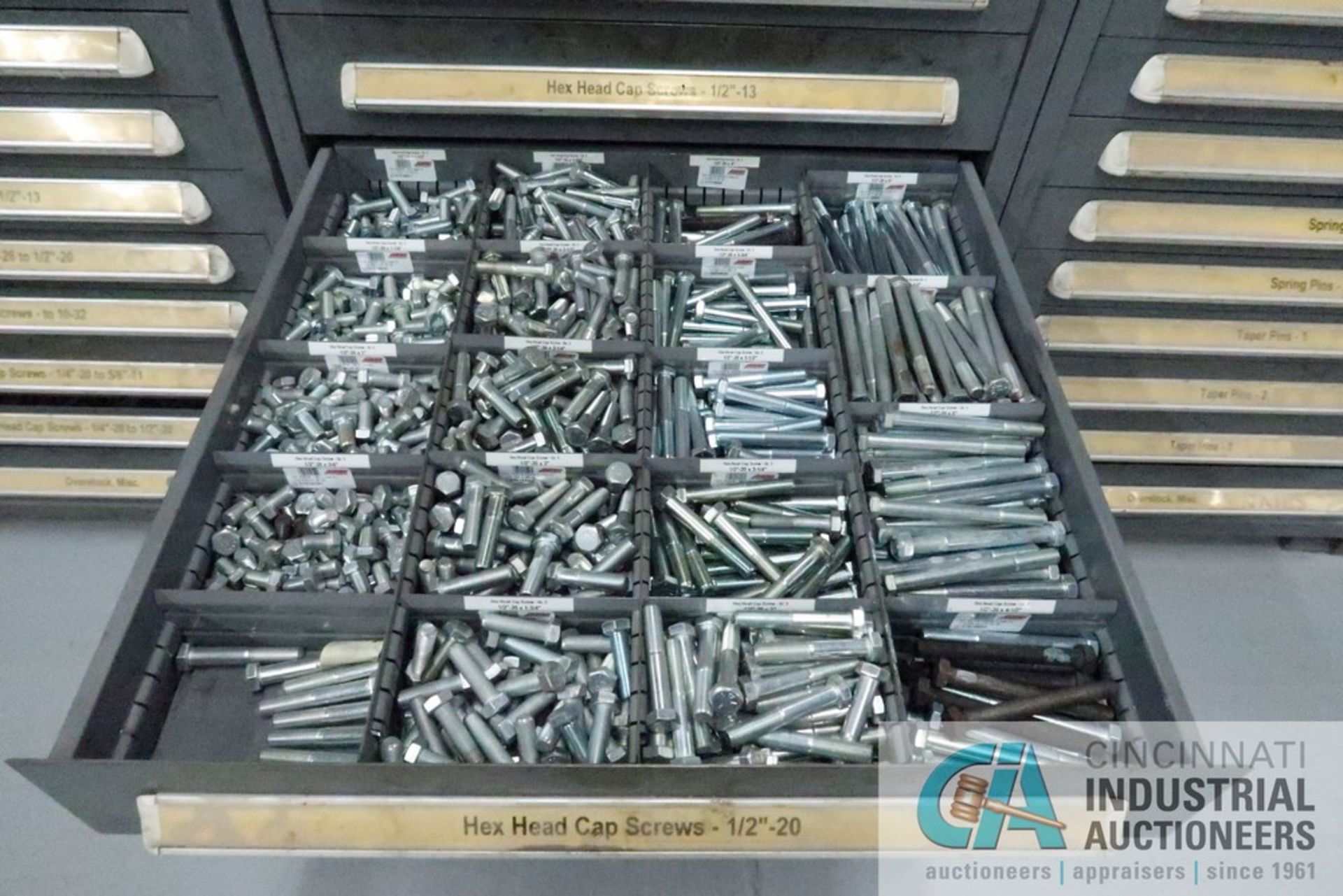 (LOT) 13-DRAWER VIDMAR CABINET WITH CONTENTS INCLUDING HEX HEAD CAP SCREWS (CABINET 7) - Image 10 of 14