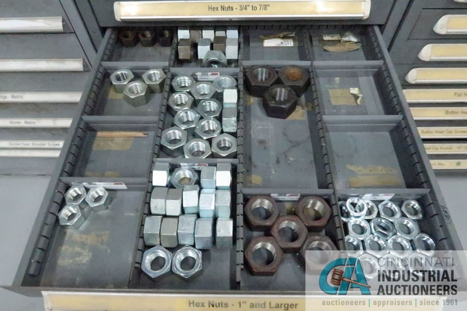 (LOT) 13-DRAWER VIDMAR CABINET WITH CONTENTS INCLUDING WING NUTS, HEX NUTS, LOCK WASHERS (CABINET - Image 9 of 14