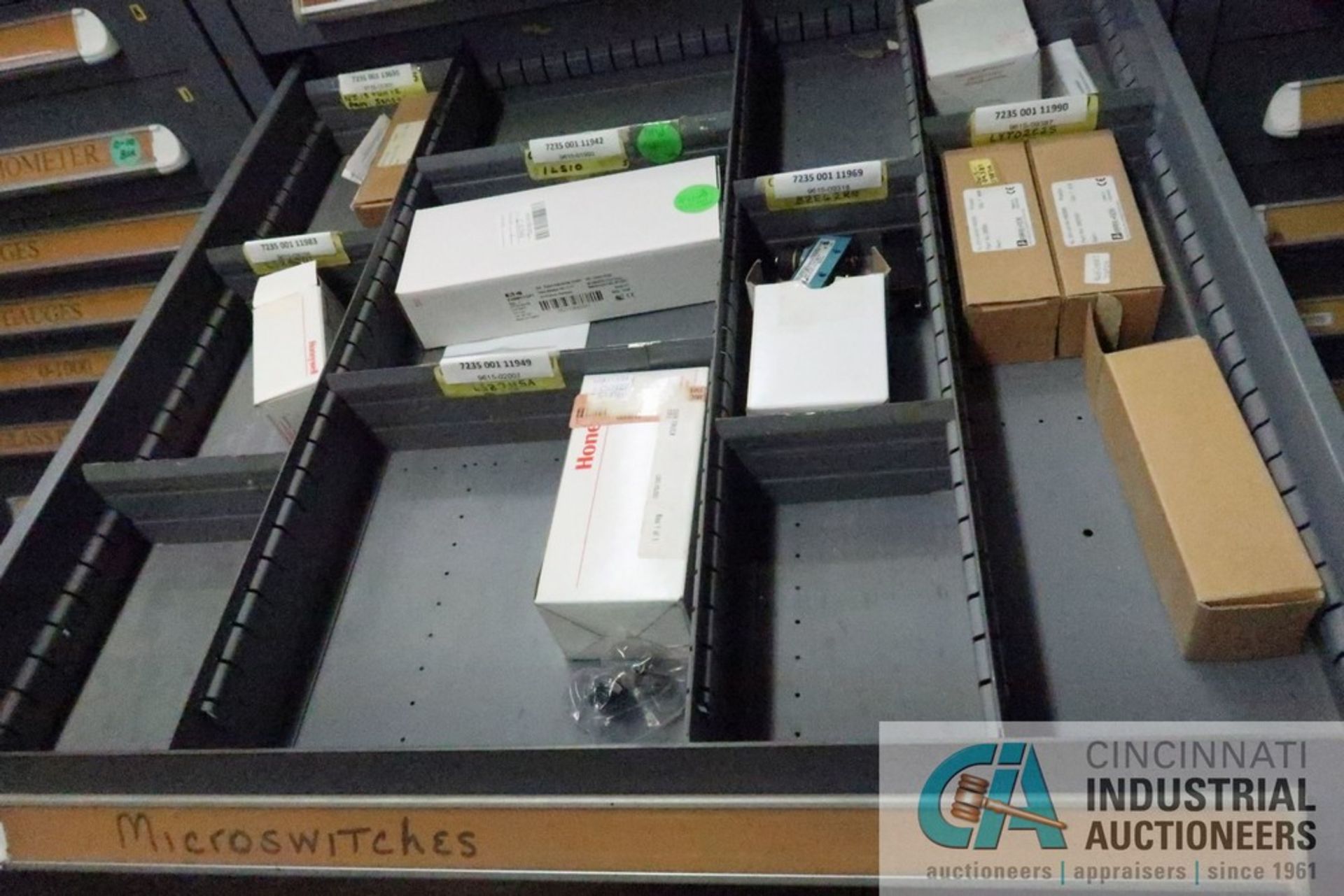 (LOT) 11-DRAWER VIDMAR CABINET WITH CONTENTS INCLUDING MISCELLANEOUS MICRO SWITCHES, BOX CONVEYOR - Image 5 of 12