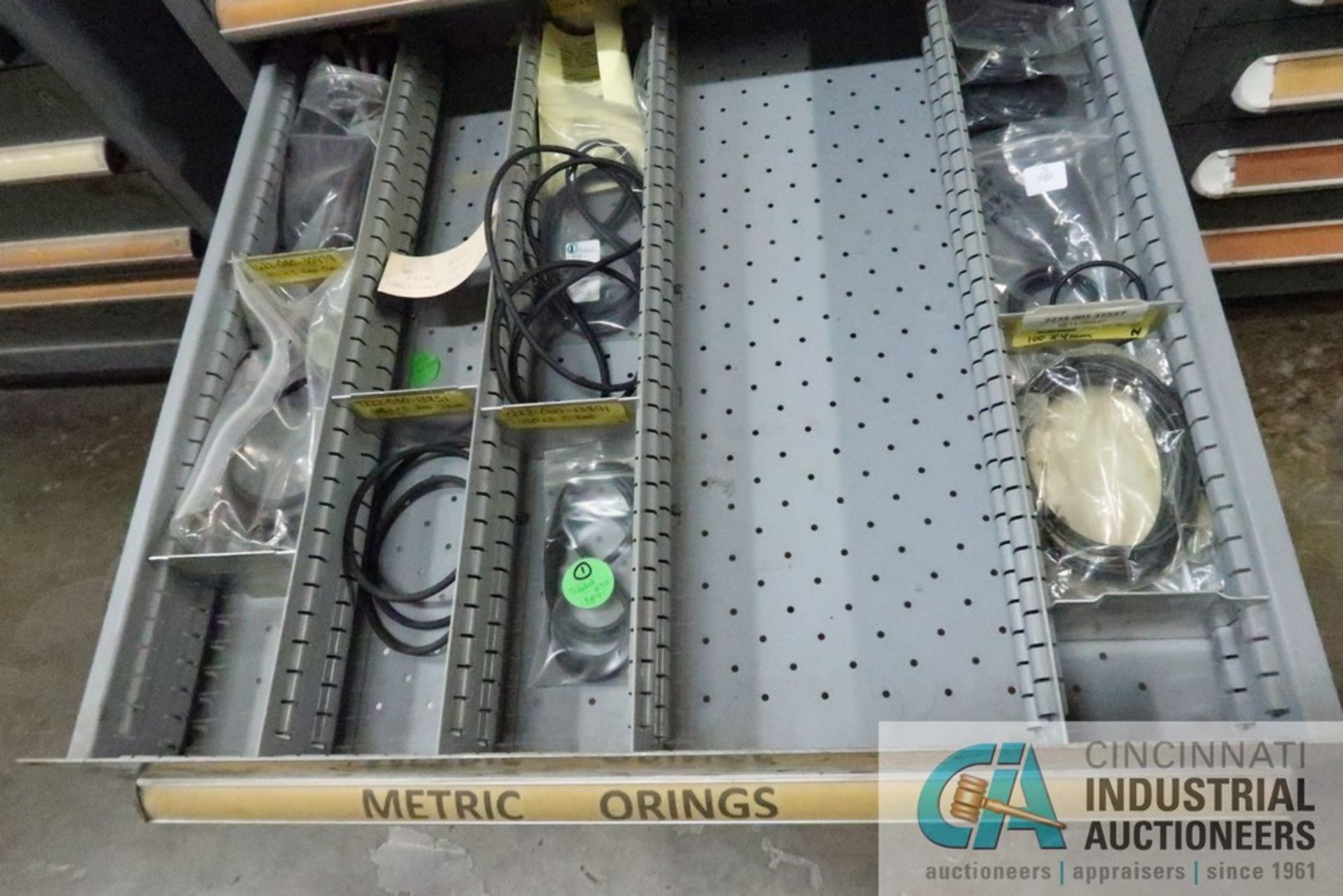 (LOT) 11-DRAWER LISTA CABINET WITH CONTENTS INCLUDING MISCELLANEOUS METRIC O-RINGS AND RETAINING - Image 10 of 11