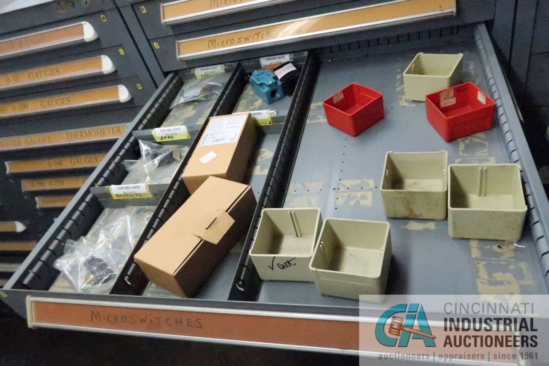 (LOT) 11-DRAWER VIDMAR CABINET WITH CONTENTS INCLUDING MISCELLANEOUS MICRO SWITCHES, BOX CONVEYOR - Image 4 of 12