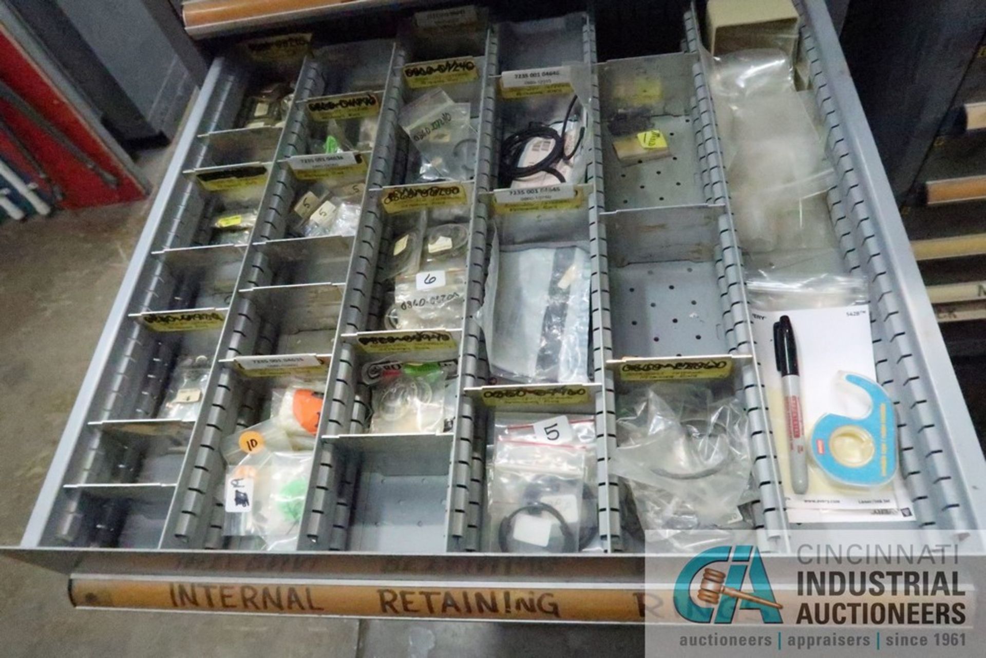 (LOT) 11-DRAWER LISTA CABINET WITH CONTENTS INCLUDING MISCELLANEOUS O-RINGS, RETAINING RINGS, E- - Image 6 of 9