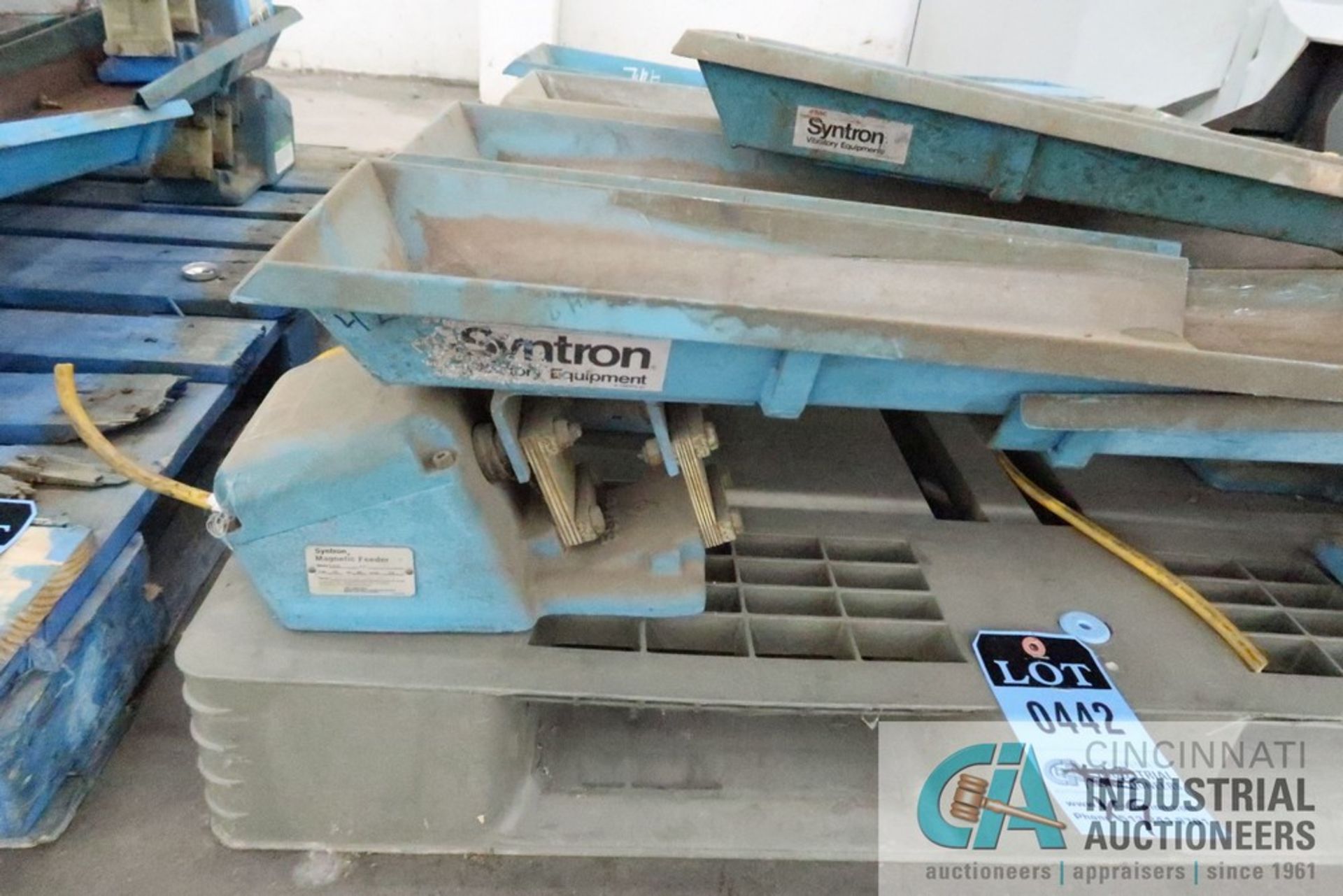 SYNTRON MODEL F-010-B MAGNETIC VIBRATORY FEEDERS - Image 2 of 3