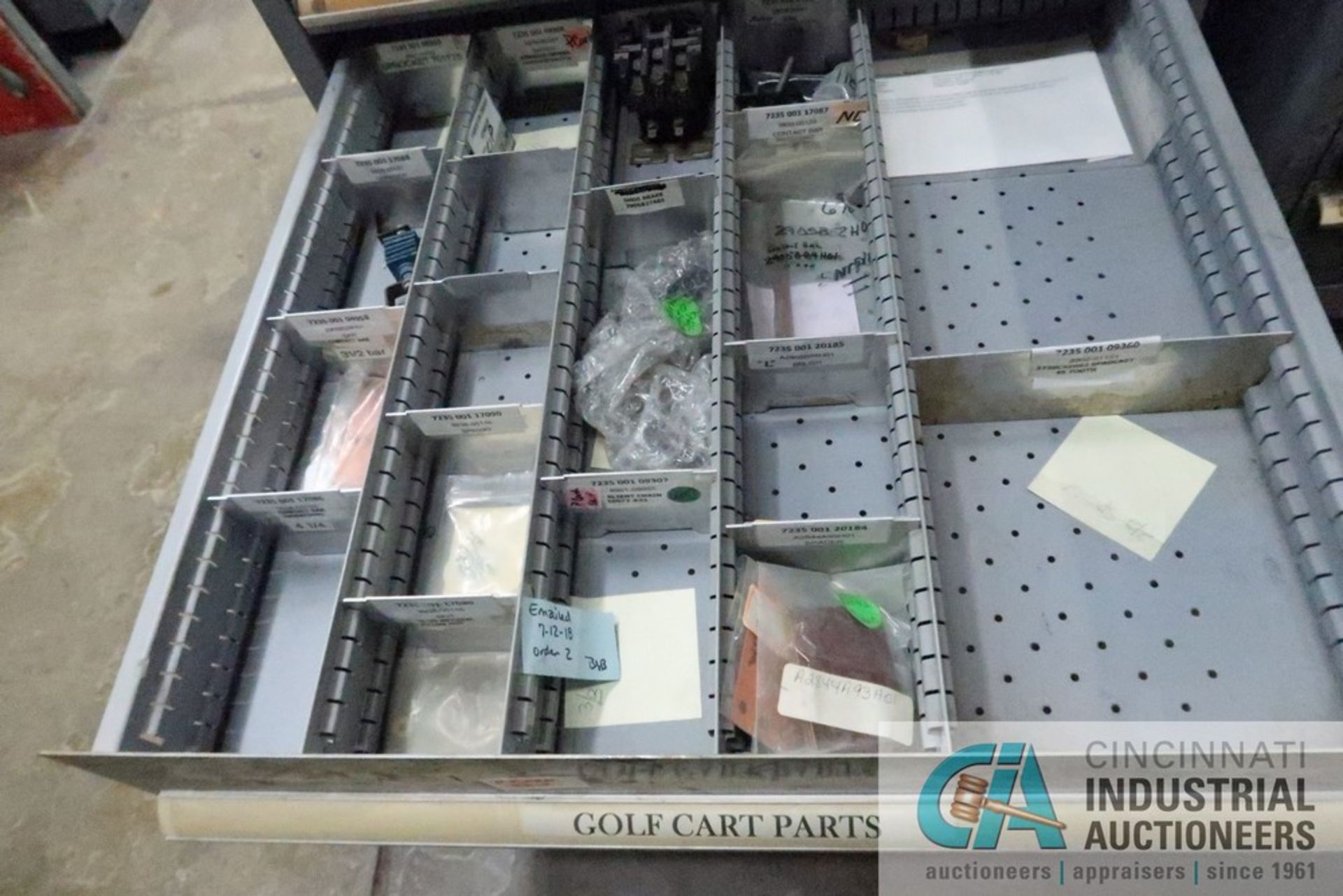 (LOT) 11-DRAWER LISTA CABINET WITH CONTENTS INCLUDING MISCELLANEOUS O-RINGS, RETAINING RINGS, E- - Image 9 of 9