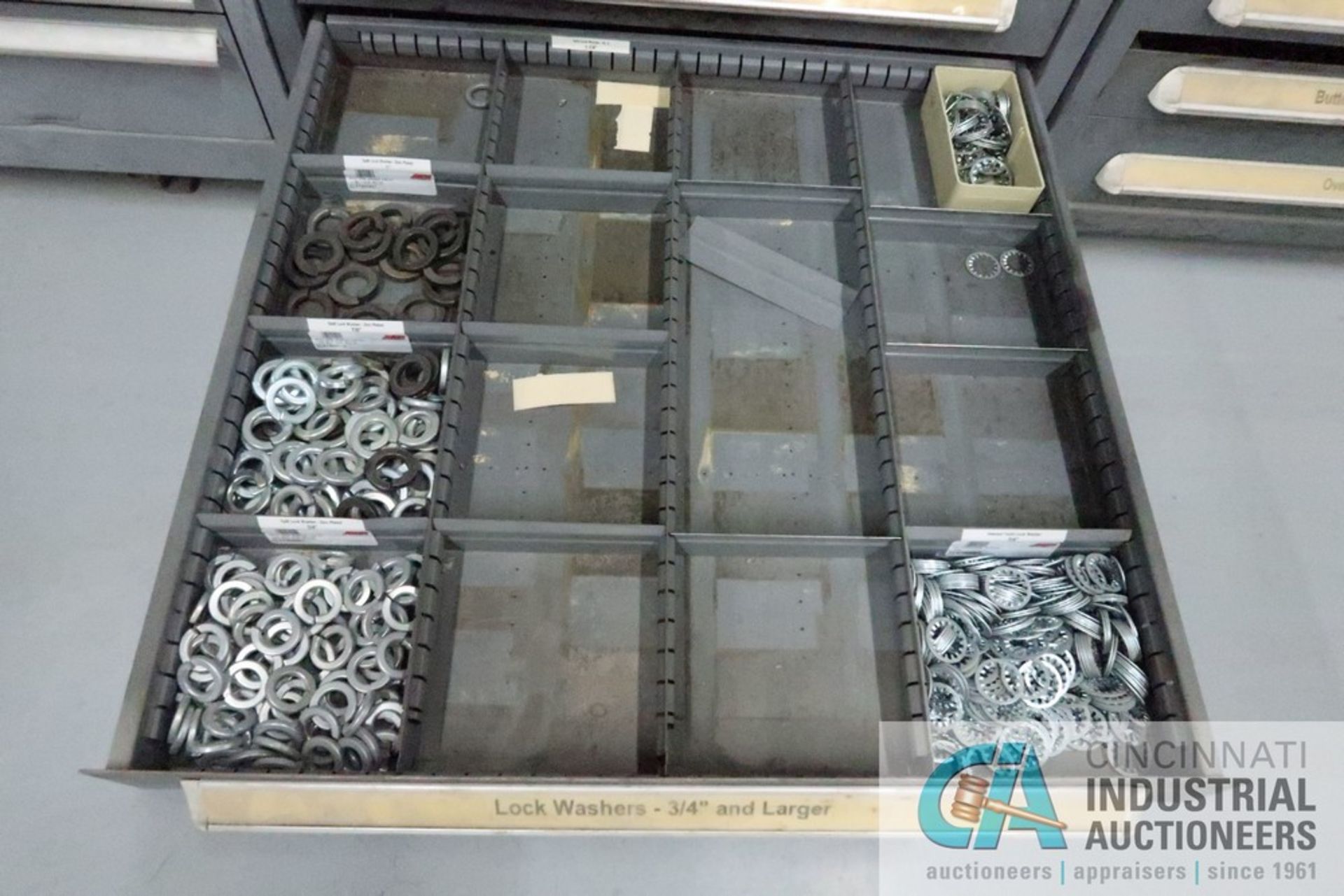 (LOT) 13-DRAWER VIDMAR CABINET WITH CONTENTS INCLUDING WING NUTS, HEX NUTS, LOCK WASHERS (CABINET - Image 14 of 14