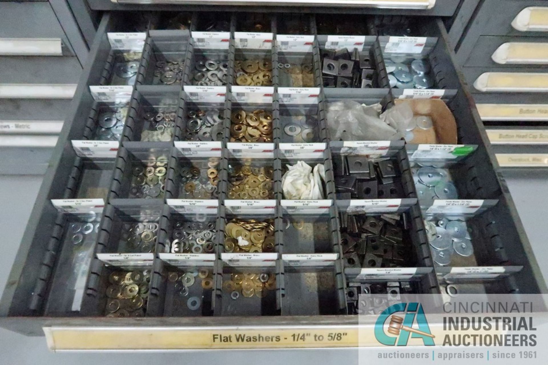 (LOT) 13-DRAWER VIDMAR CABINET WITH CONTENTS INCLUDING WING NUTS, HEX NUTS, LOCK WASHERS (CABINET - Image 11 of 14