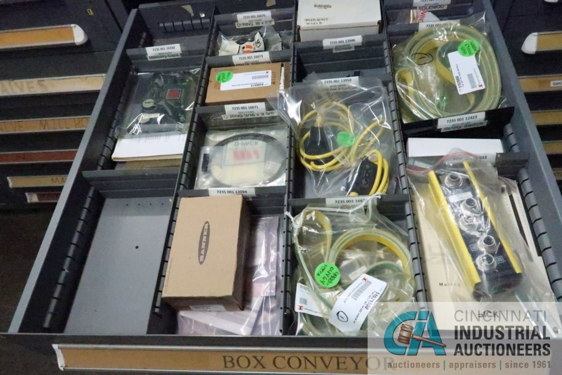 (LOT) 11-DRAWER VIDMAR CABINET WITH CONTENTS INCLUDING MISCELLANEOUS MICRO SWITCHES, BOX CONVEYOR - Image 8 of 12