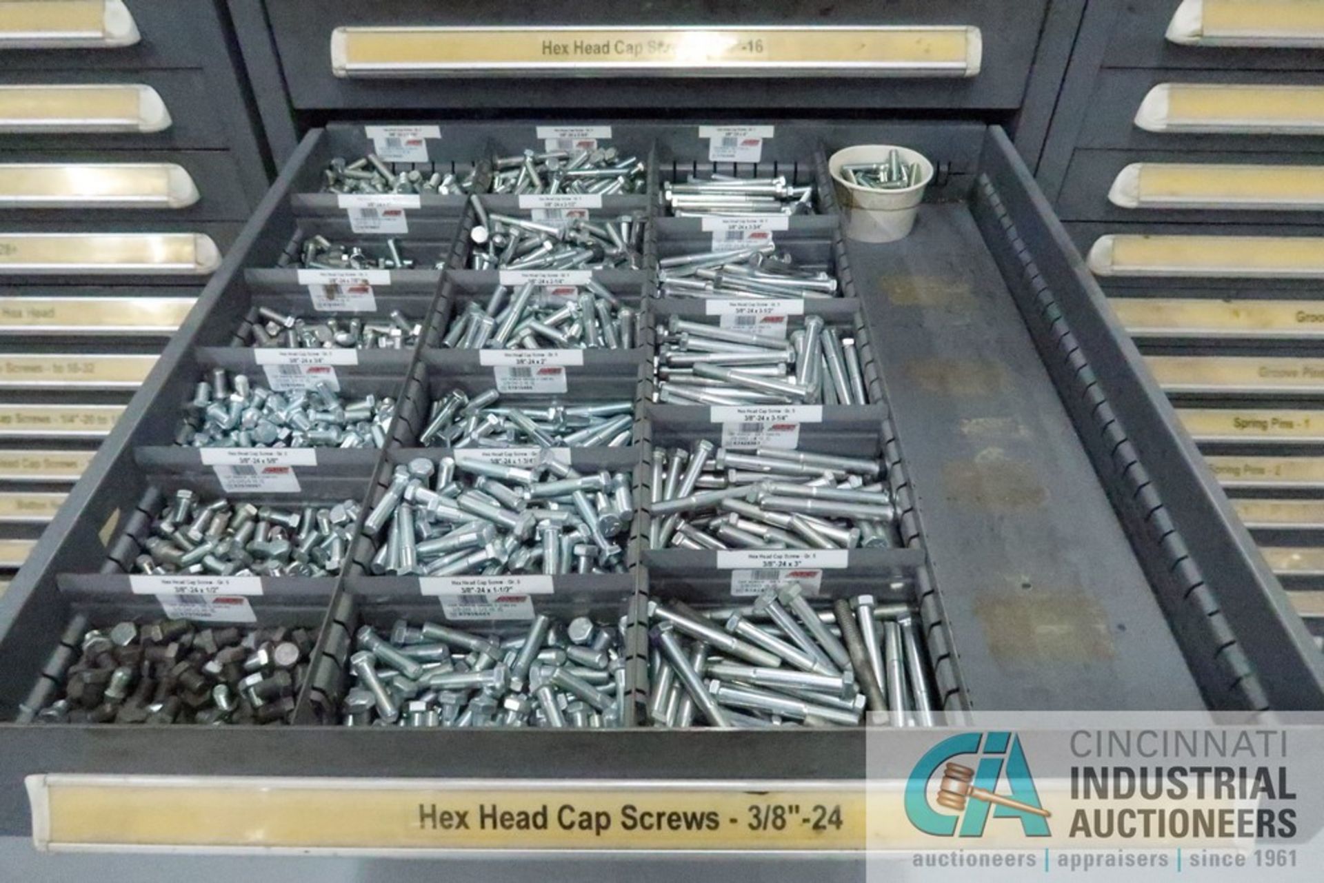 (LOT) 13-DRAWER VIDMAR CABINET WITH CONTENTS INCLUDING HEX HEAD CAP SCREWS (CABINET 7) - Image 7 of 14