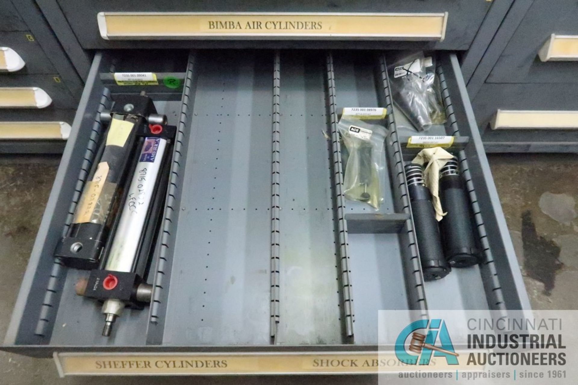 12-DRAWER VIDMAR CABINET WITH CONTENTS INCLUDING MISCELLANEOUS CYLINDERS AND CYLINDER PARTS (CABINET - Image 11 of 13