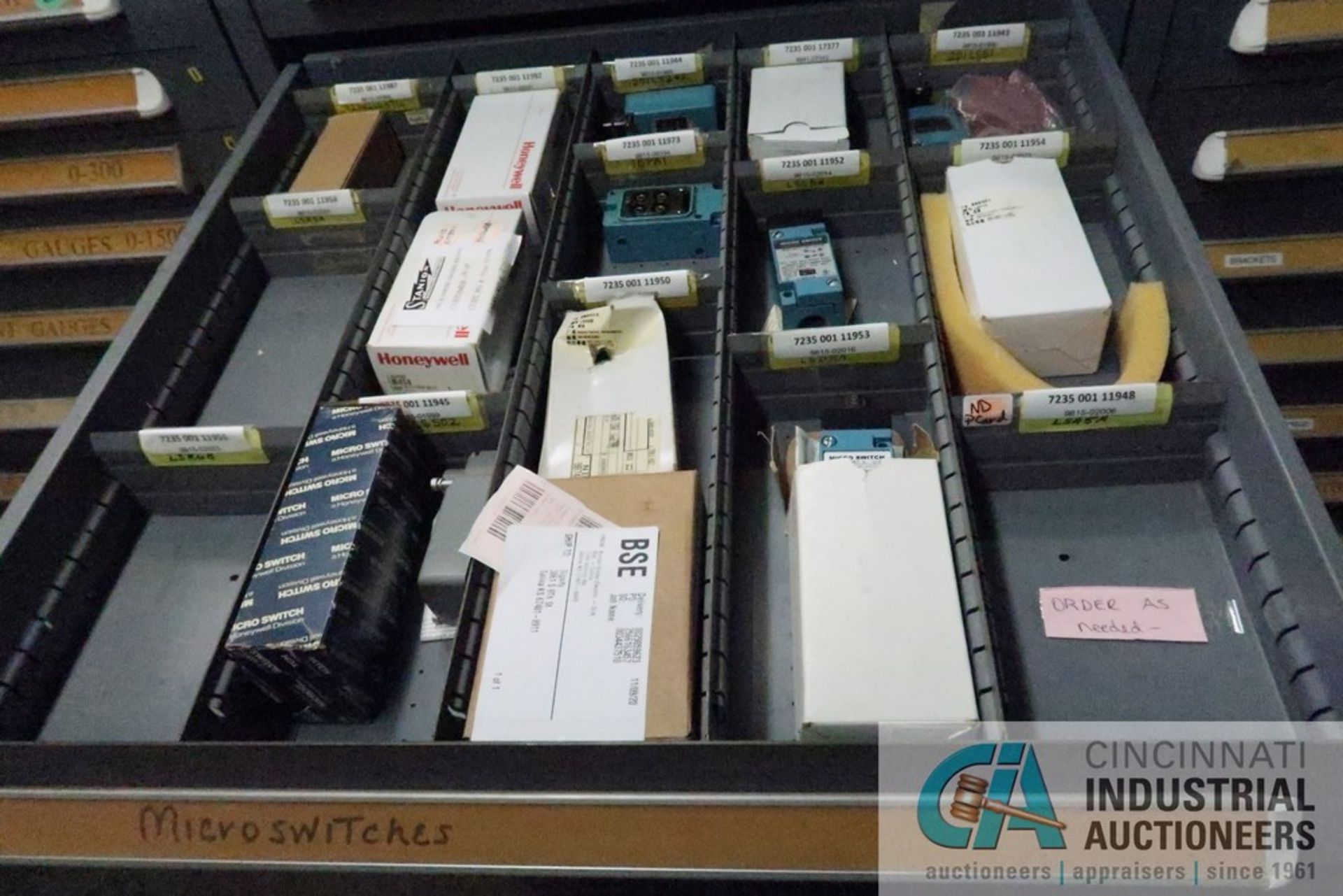 (LOT) 11-DRAWER VIDMAR CABINET WITH CONTENTS INCLUDING MISCELLANEOUS MICRO SWITCHES, BOX CONVEYOR - Image 6 of 12